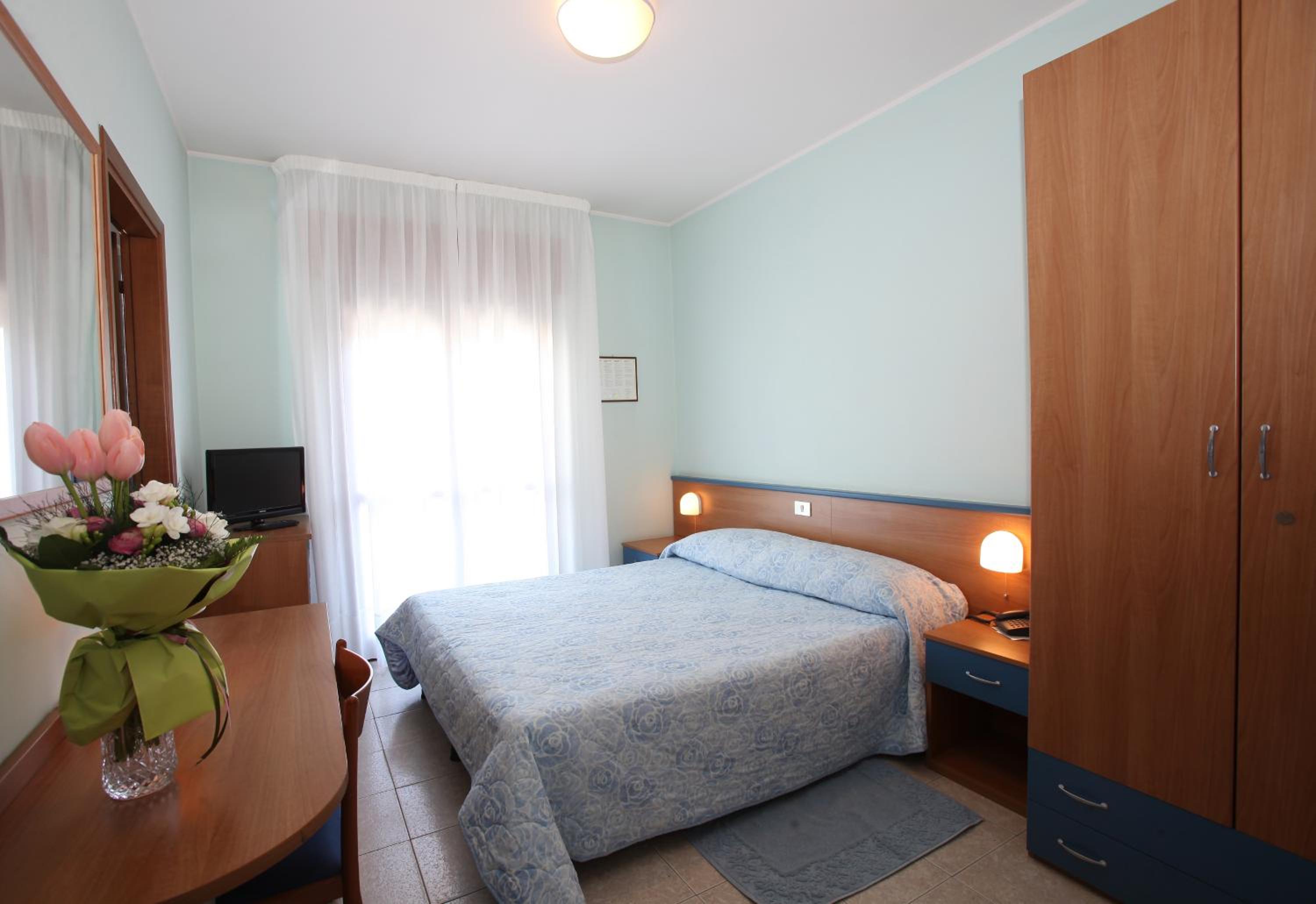 Standard Double or Twin Room - Photo 7