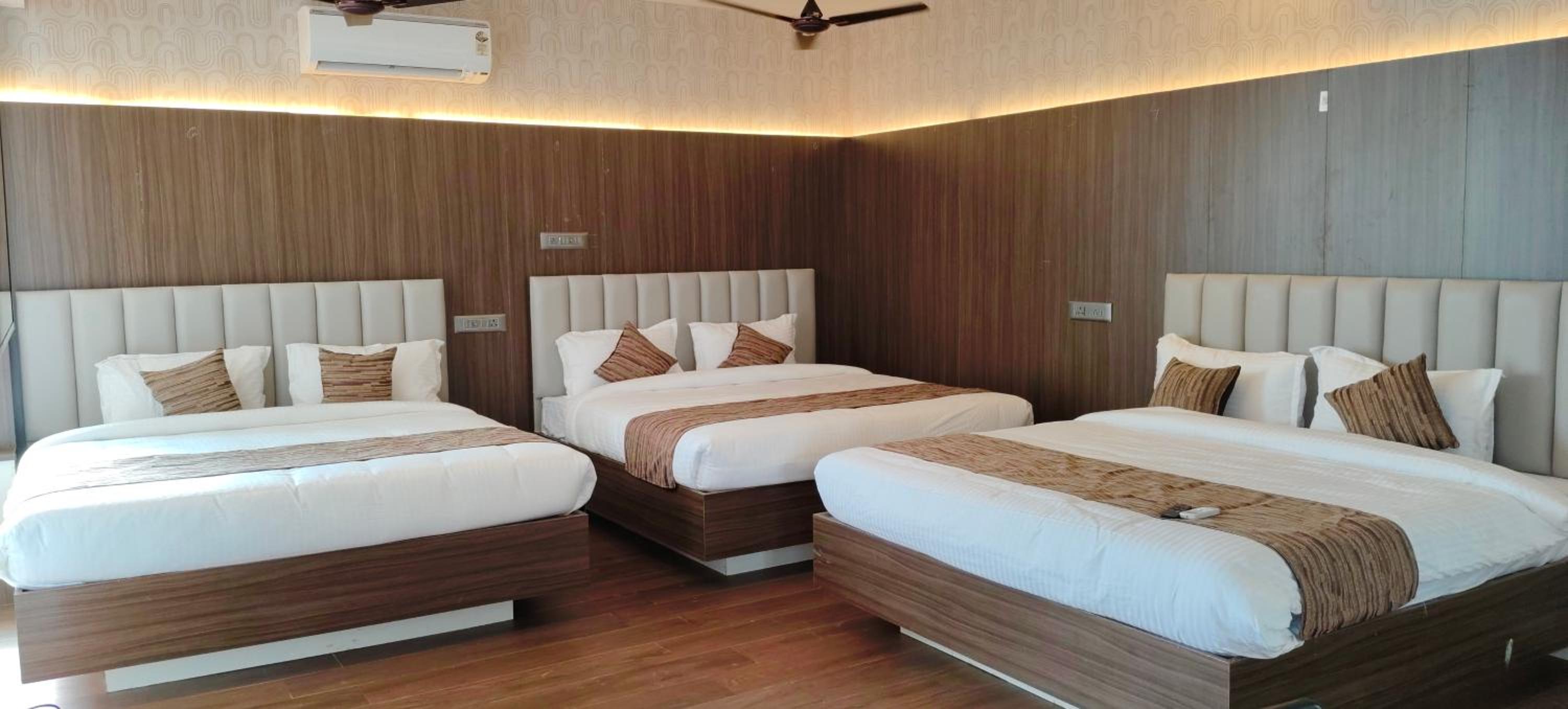 Deluxe Double Room (2 Adults + 1 Child)