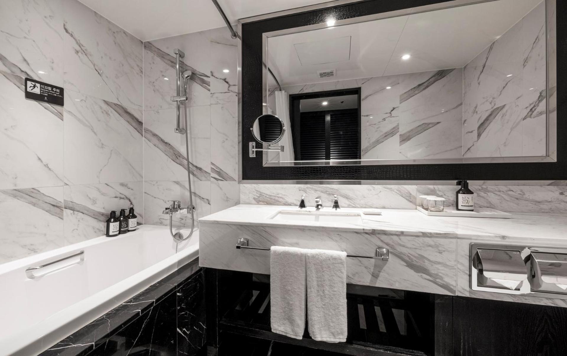 Executive Family Twin with River View and Free Lounge Access - Photo 6