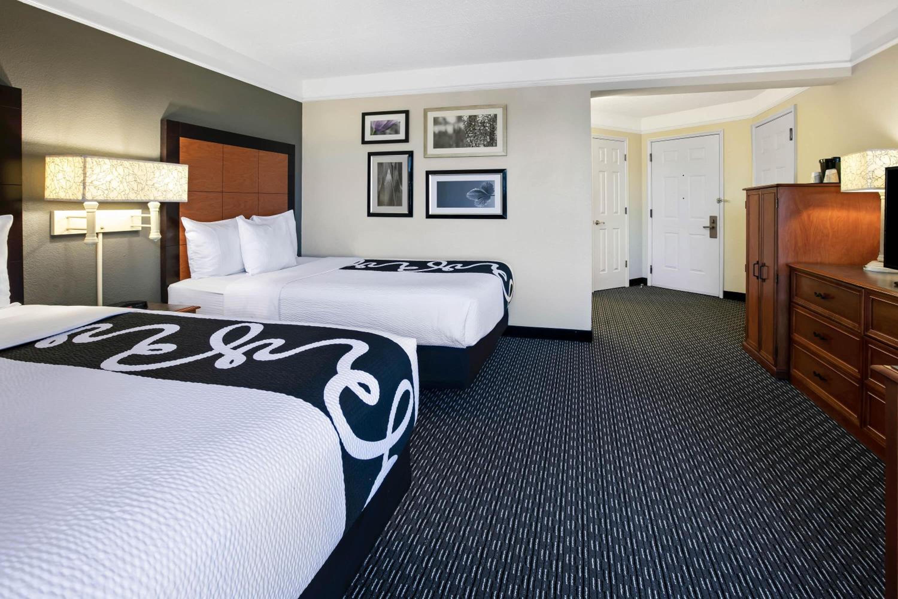 Deluxe King Room with One King Bed and Tub with Grab Bars - Mobility/Hearing Accessible - Photo 2