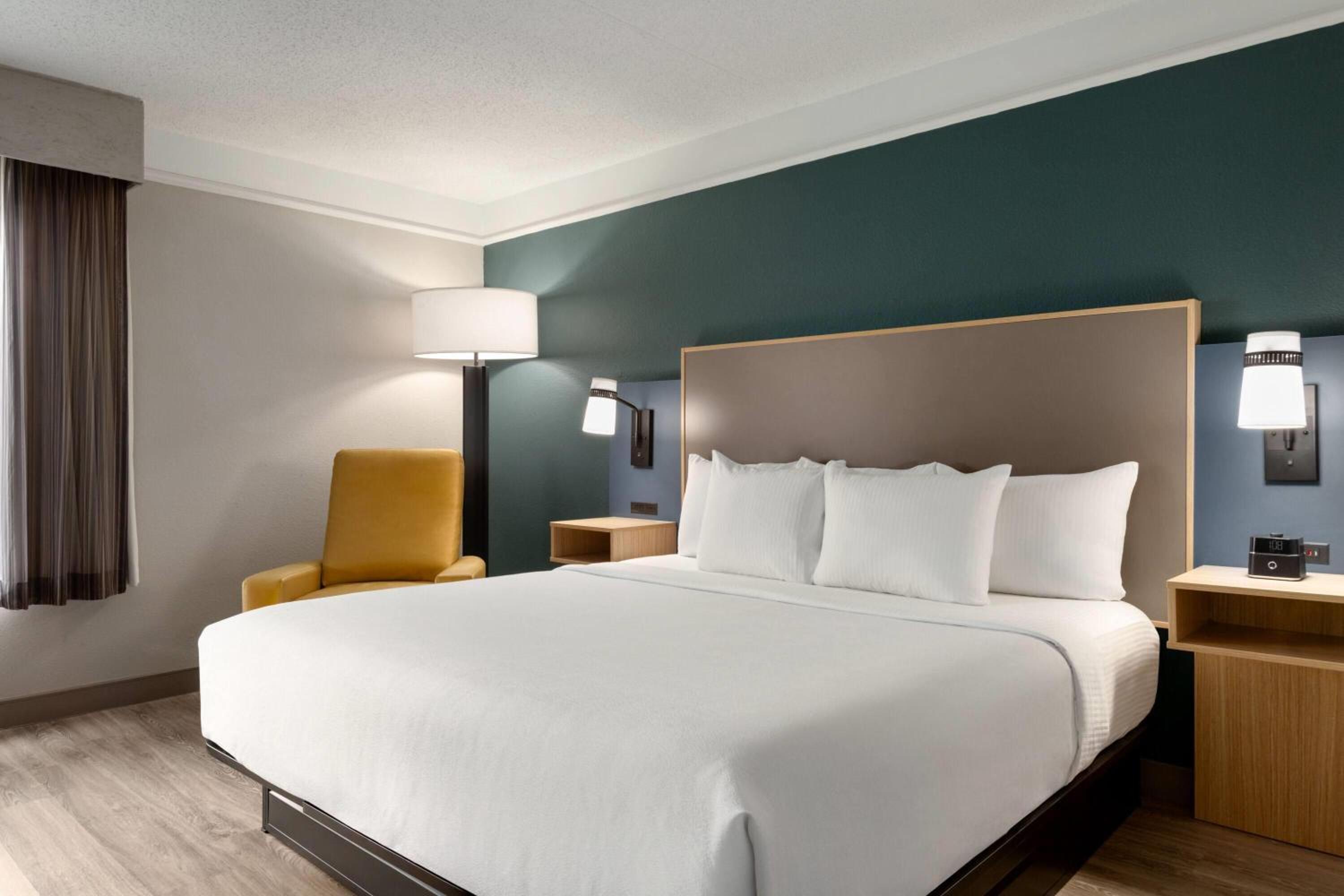 Deluxe King Room with One King Bed and Tub with Grab Bars - Mobility/Hearing Accessible - Photo 1