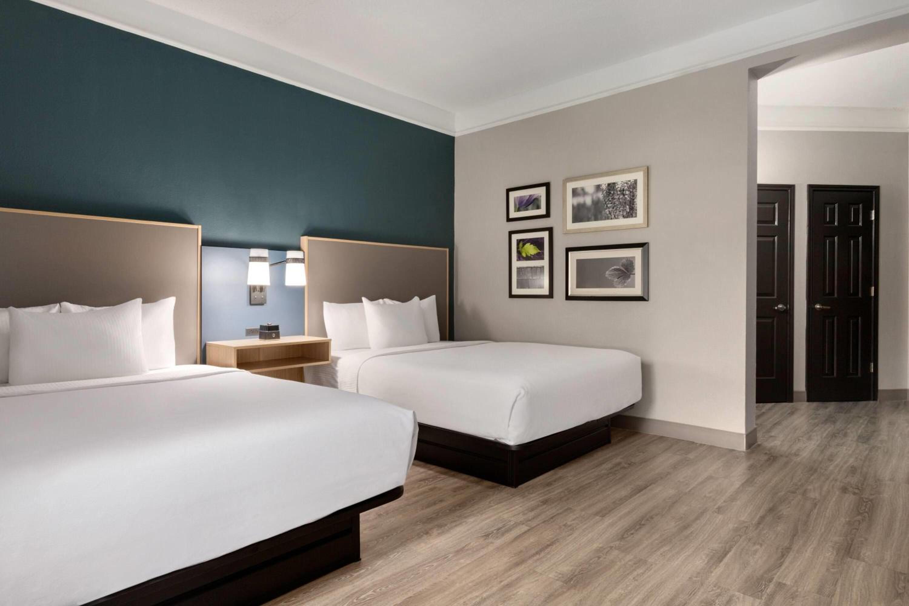 Deluxe Queen Room with Two Queen Beds and Tub with Grab Bars - Mobility/Hearing Accessible - Non-Smoking - Photo 2