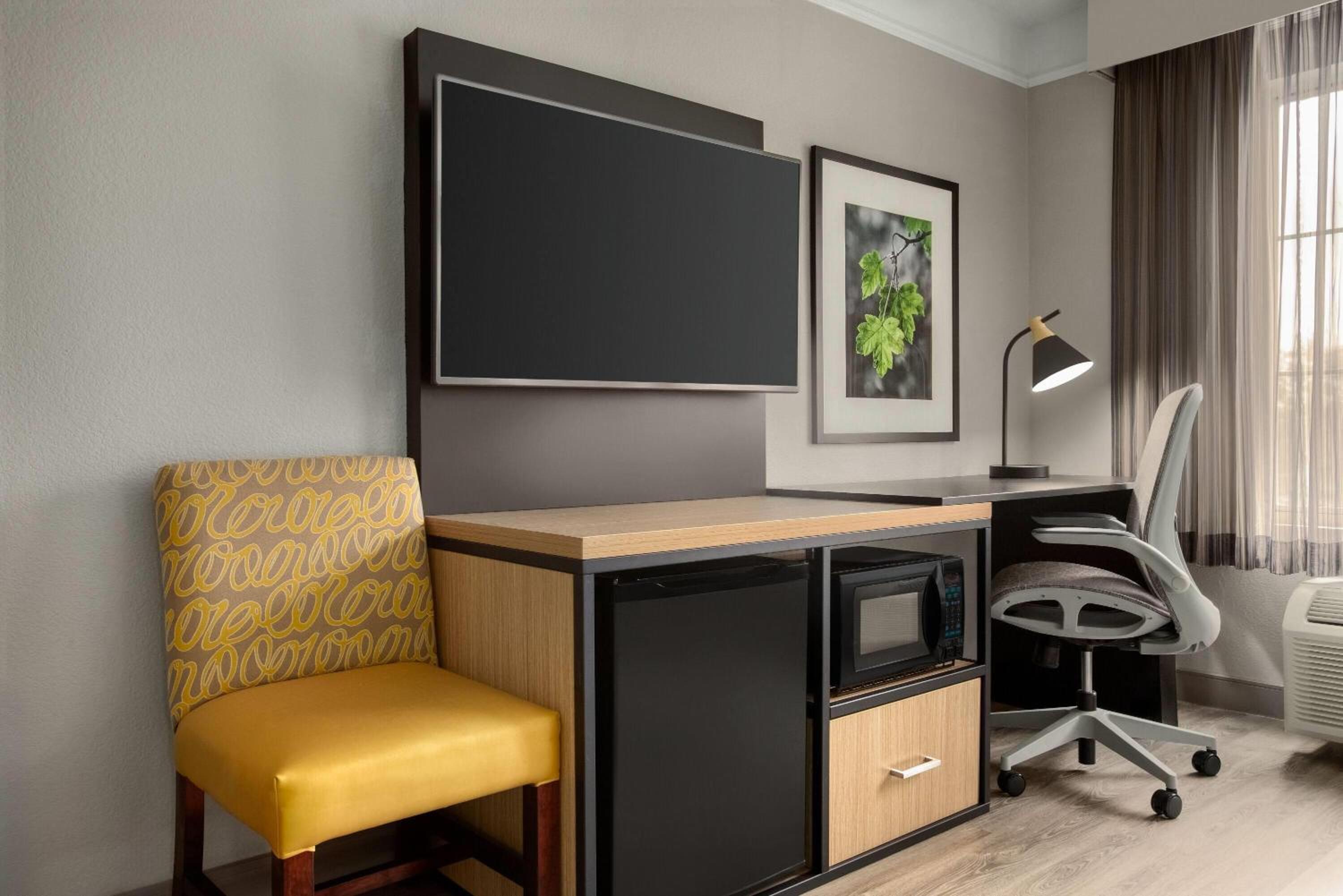 Deluxe King Room with One King Bed and Tub with Grab Bars - Mobility/Hearing Accessible - Photo 3