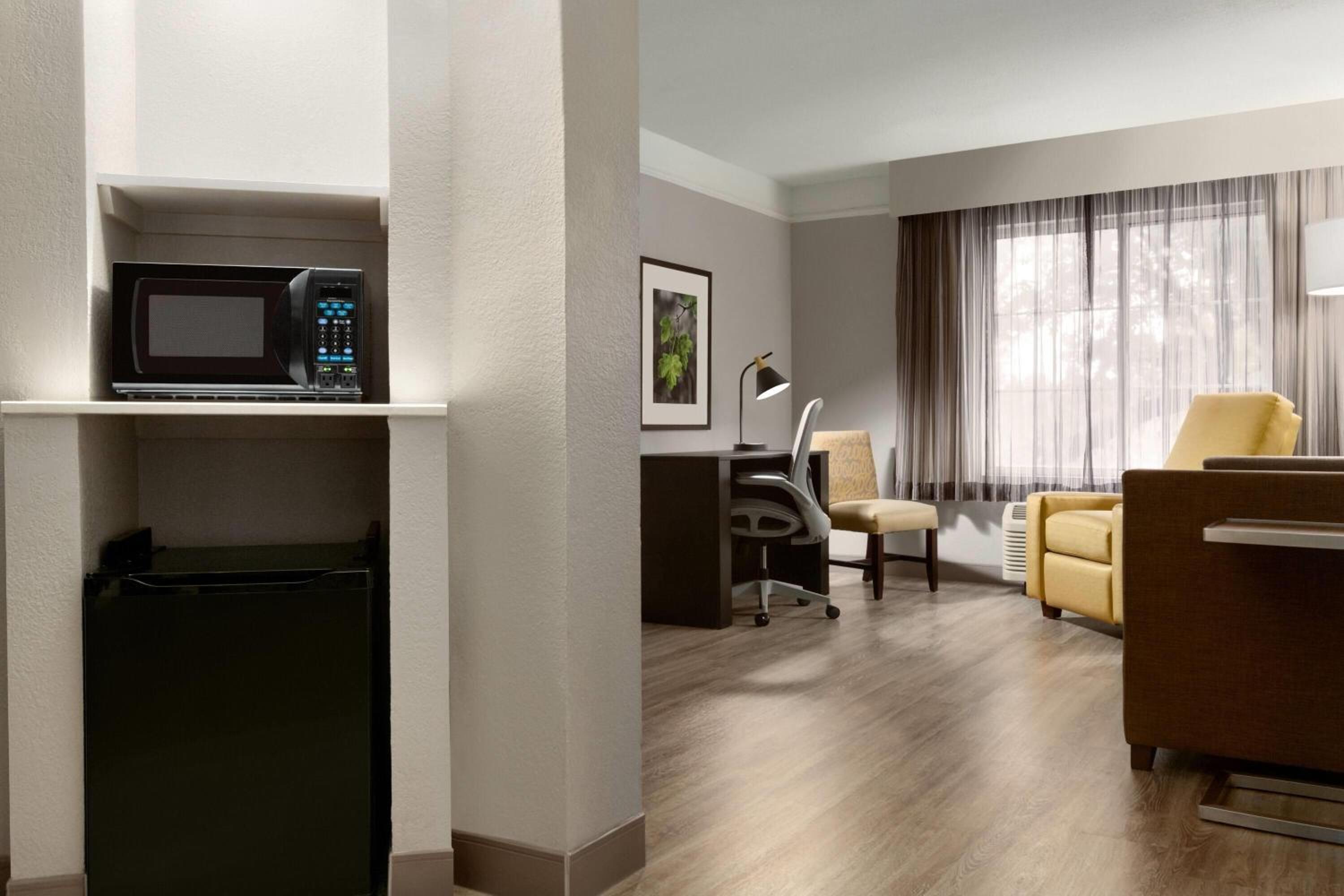 Deluxe King Suite - Non-Smoking - Photo 2