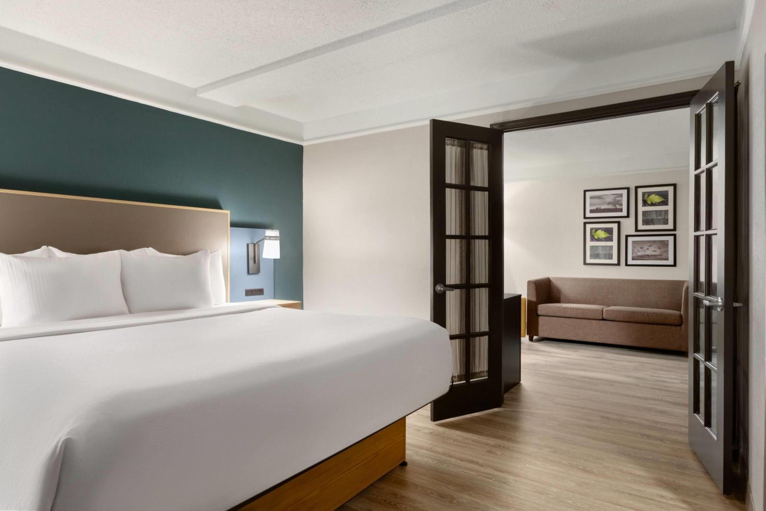 Deluxe King Suite - Non-Smoking - Photo 3