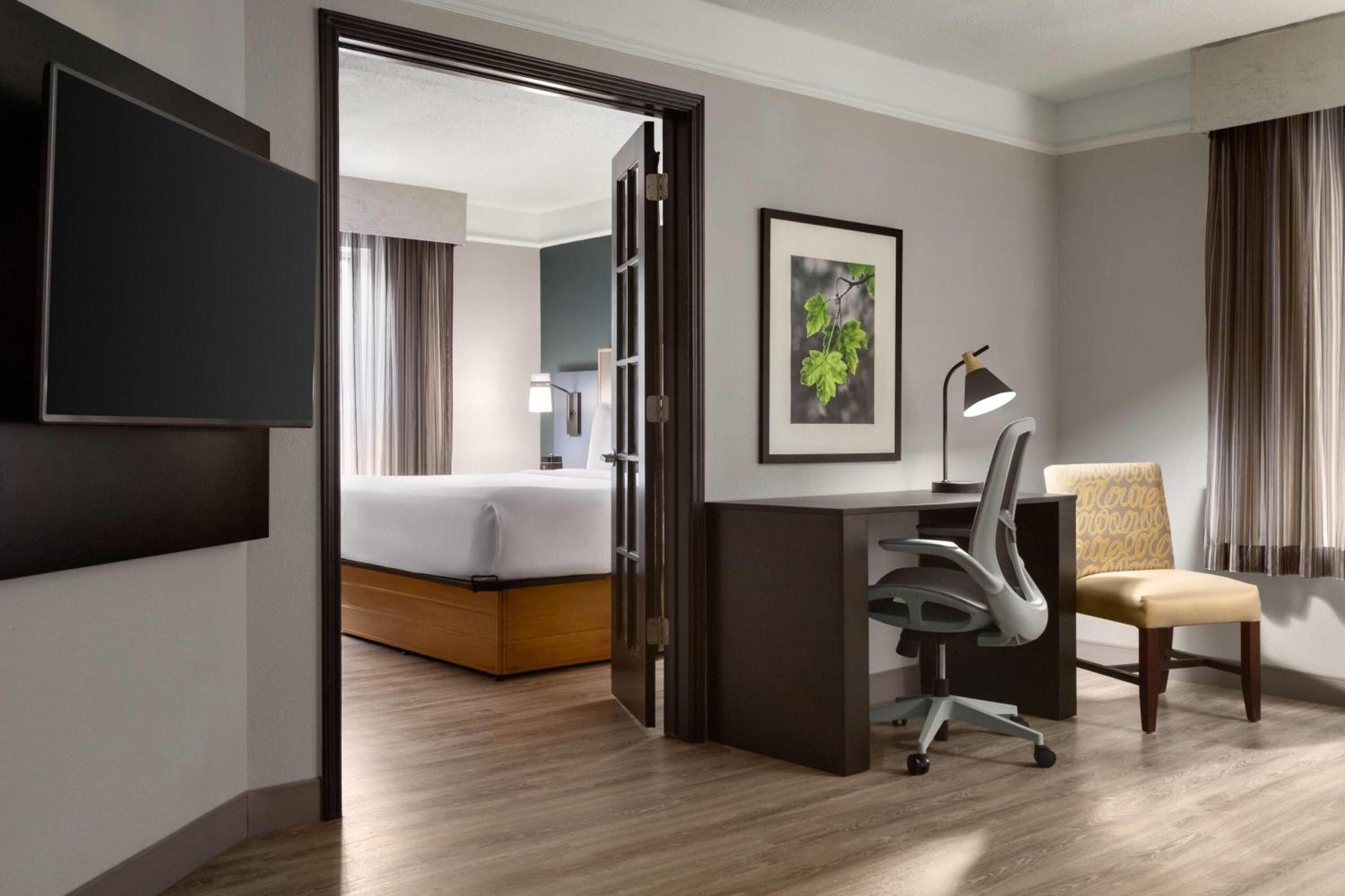 Deluxe King Suite - Non-Smoking - Photo 5