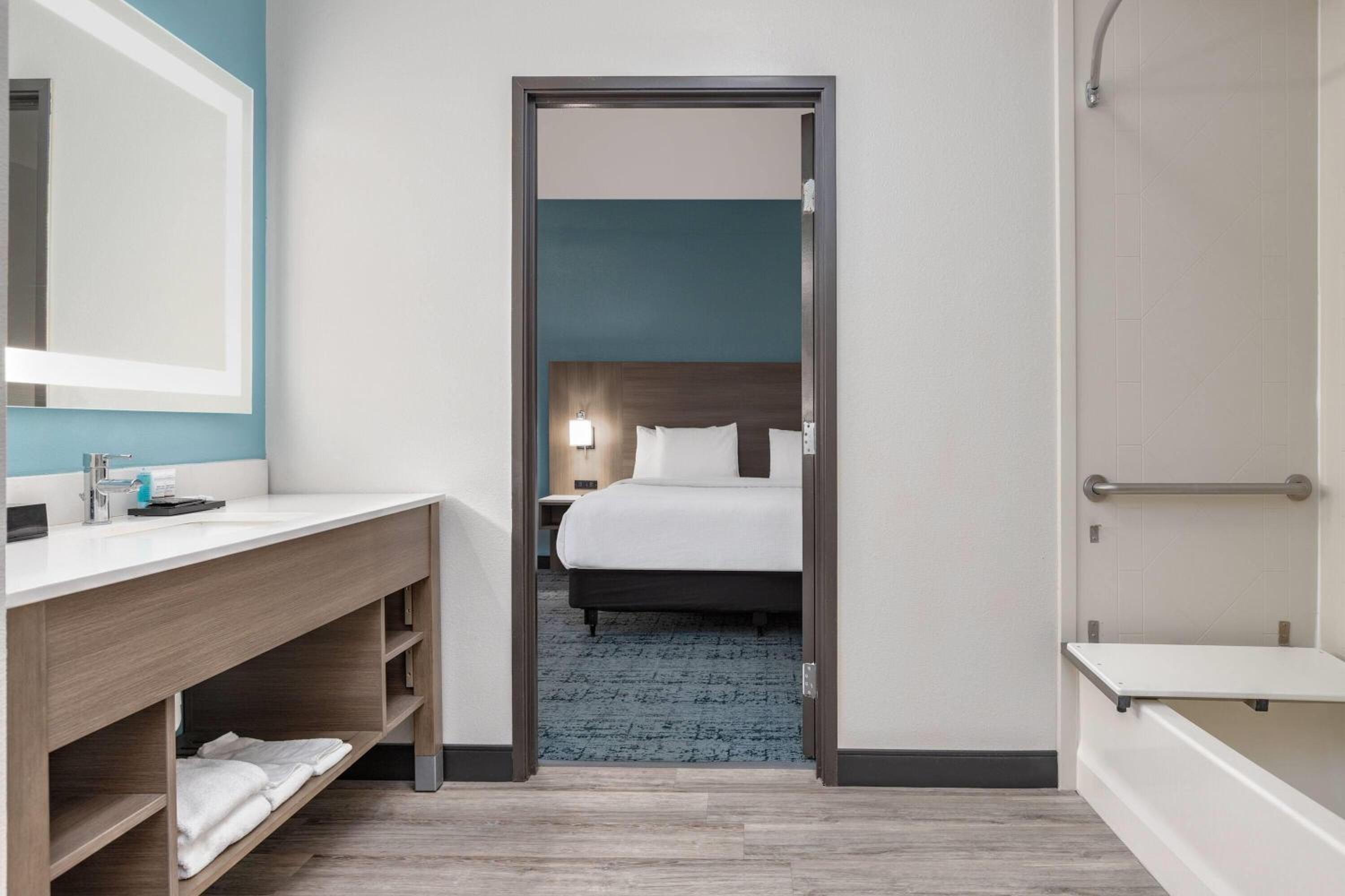 King Room with Bath Tub - Mobility Accessible/Non-Smoking - Photo 1