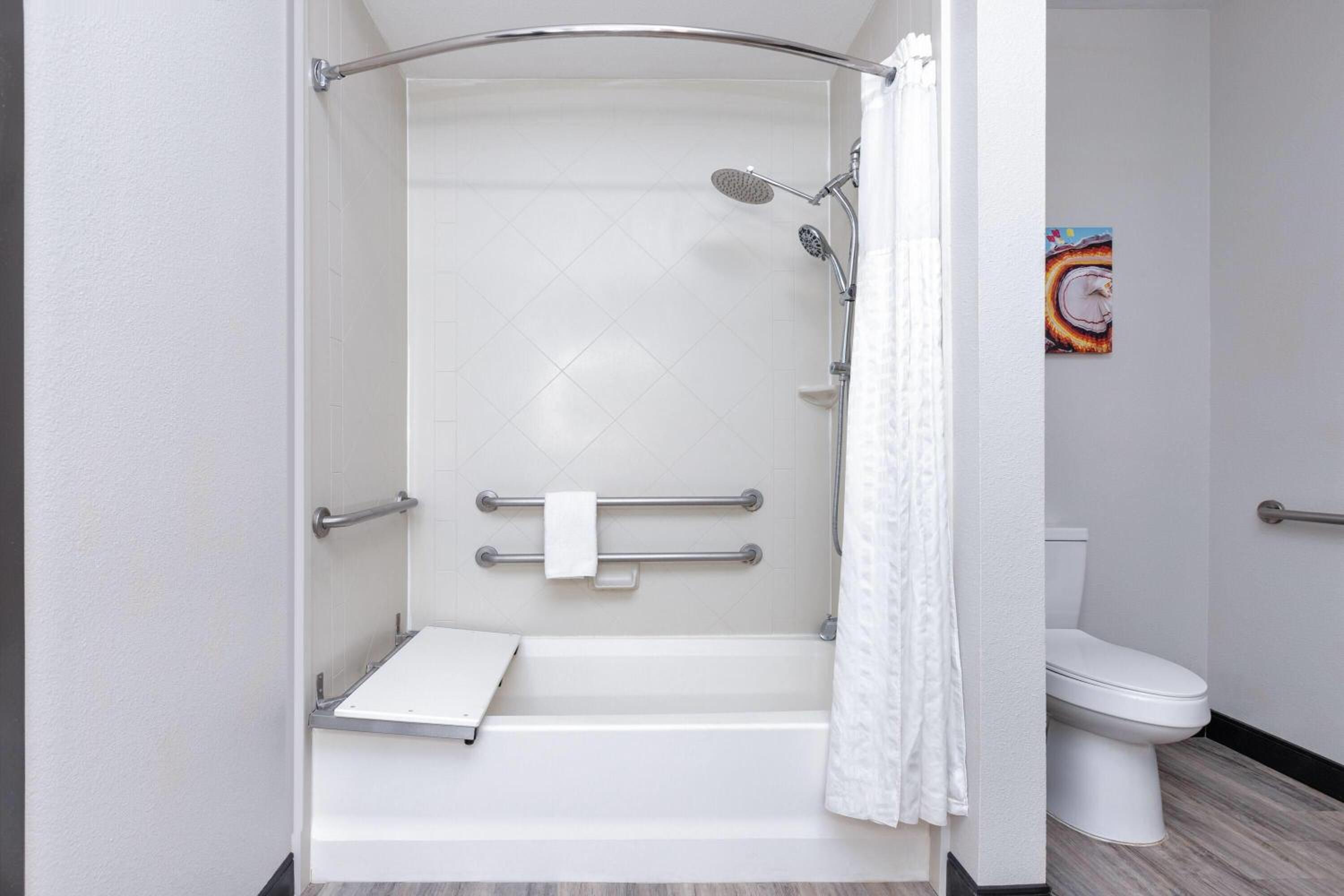 King Room with Bath Tub - Mobility Accessible/Non-Smoking - Photo 2