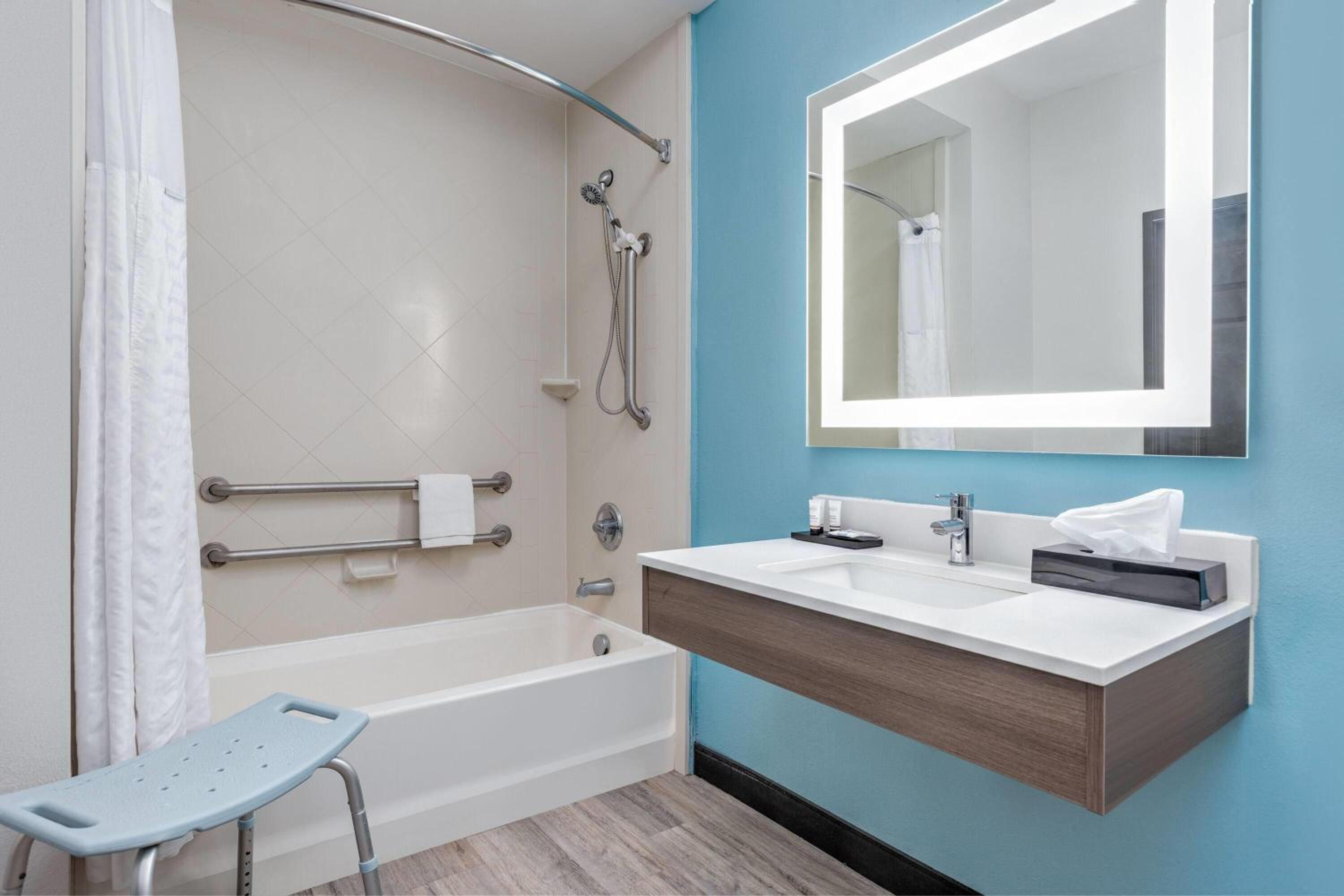 Queen Room with Two Queen Beds and Bath Tub - Mobility Accessible/Non-Smoking - Photo 2