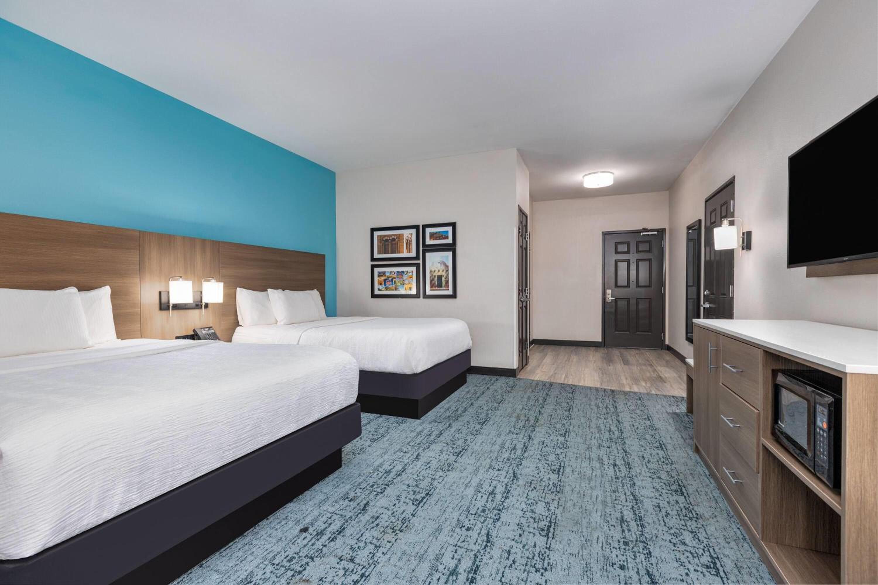 Queen Room with Two Queen Beds and Bath Tub - Mobility Accessible/Non-Smoking - Photo 3