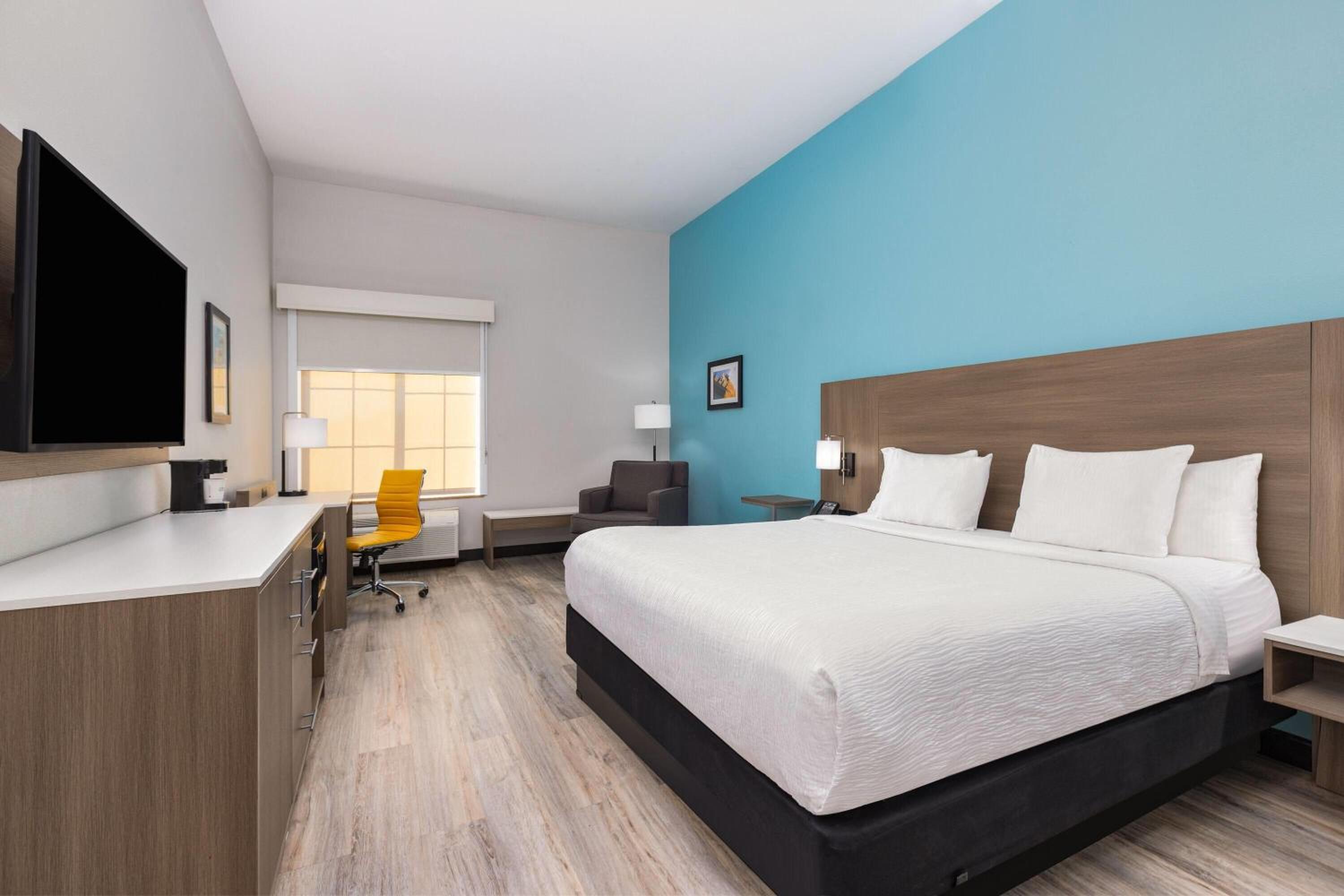 King Room - Non-Smoking - Photo 3