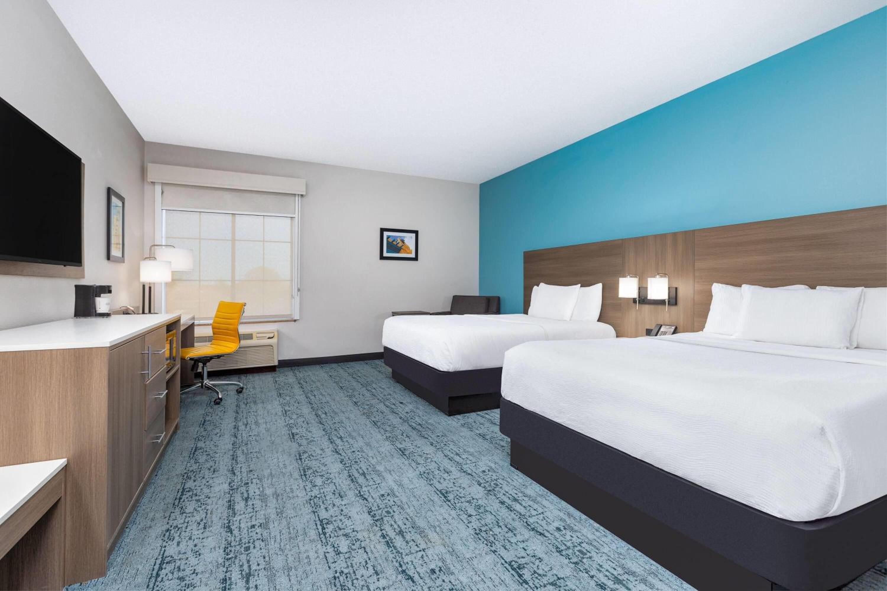 Queen Room with Two Queen Beds and Bath Tub - Mobility Accessible/Non-Smoking - Photo 4