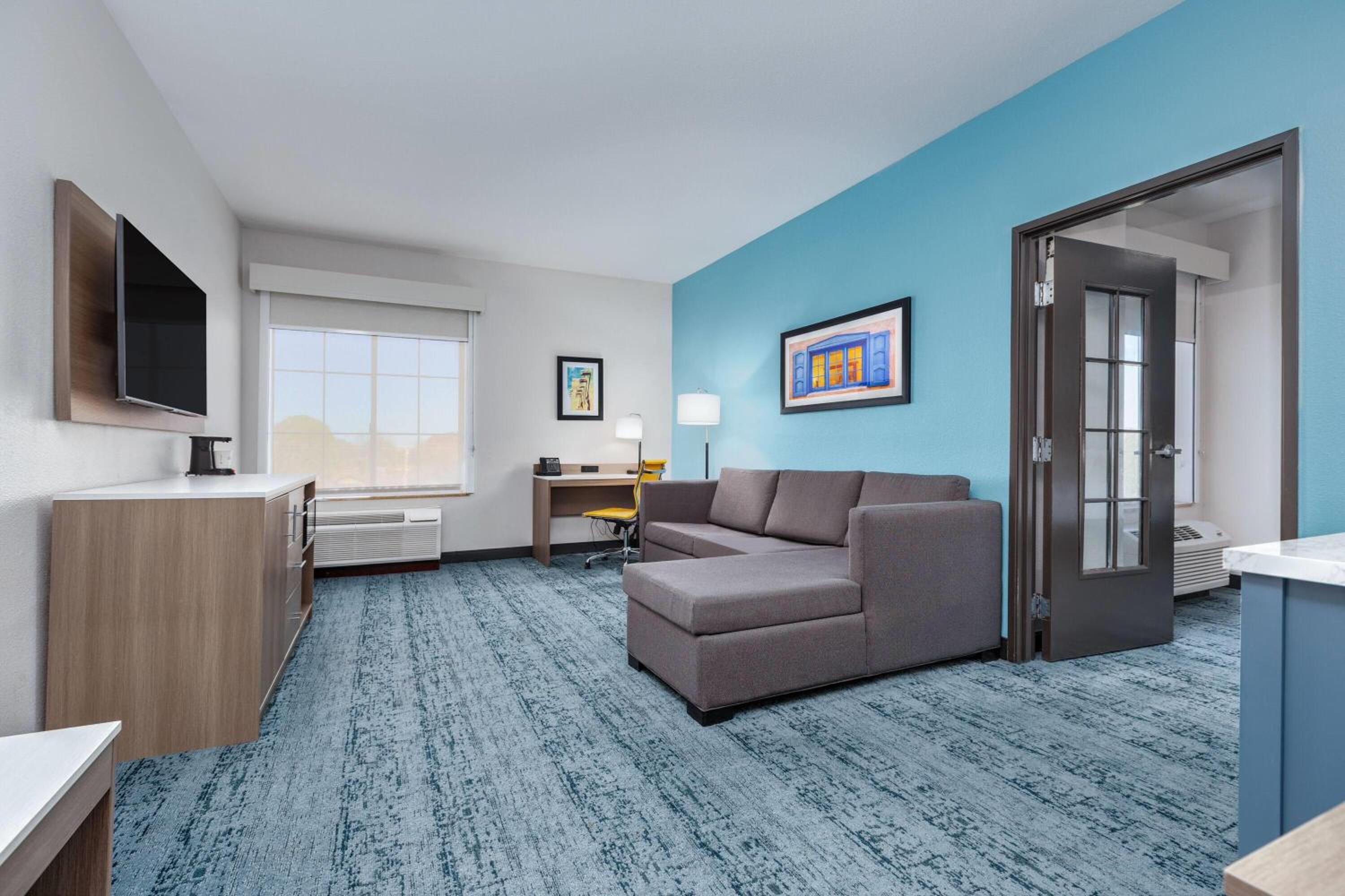 Deluxe Family Suite with Roll-In Shower - Mobility Accessible/Non-Smoking - Photo 2