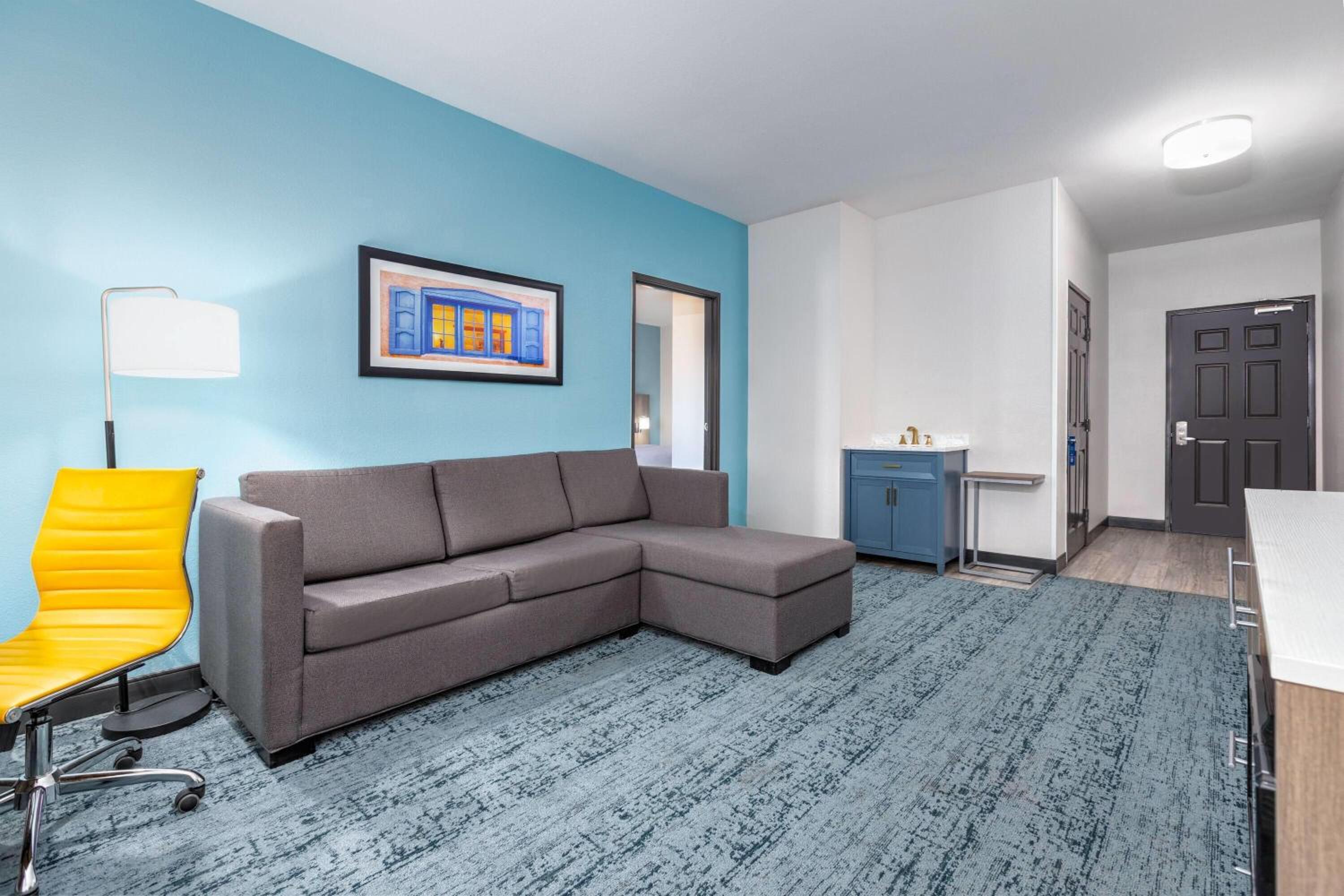 Deluxe Family Suite with Roll-In Shower - Mobility Accessible/Non-Smoking - Photo 3