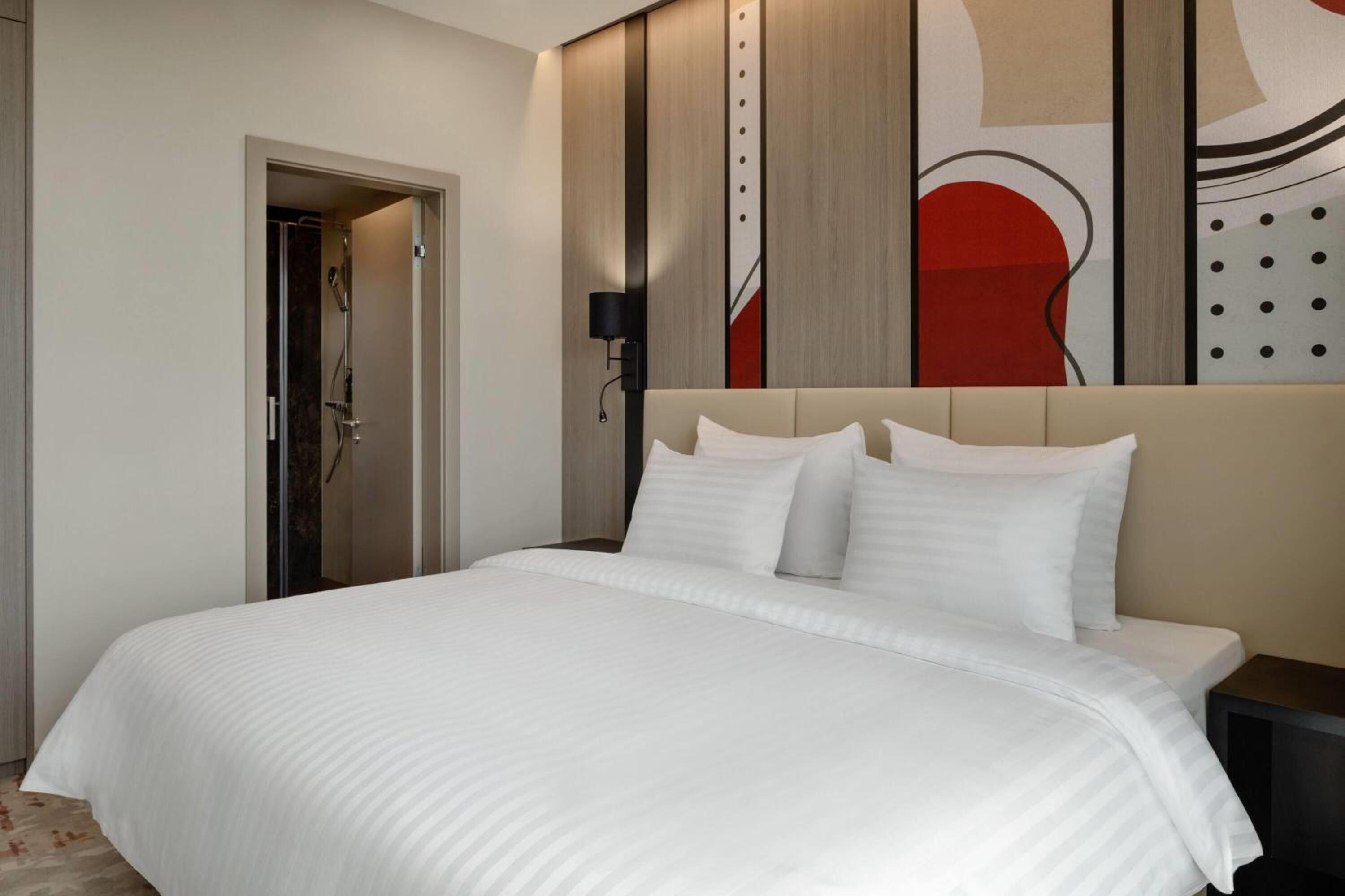 Deluxe King Suite photo 2