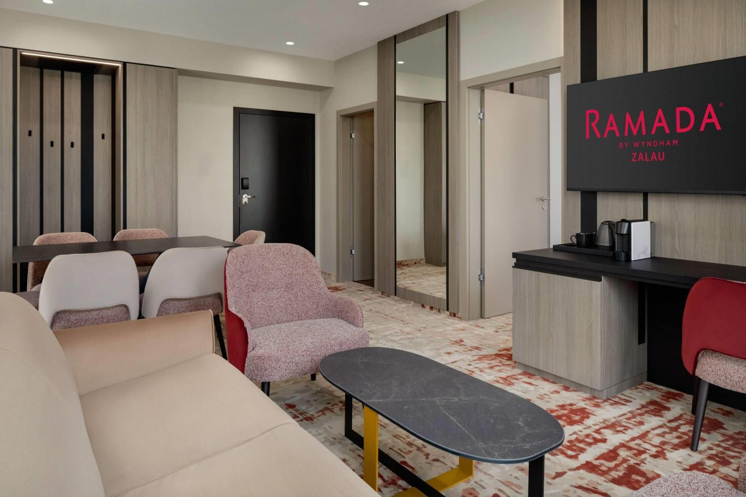 Deluxe King Suite photo 3