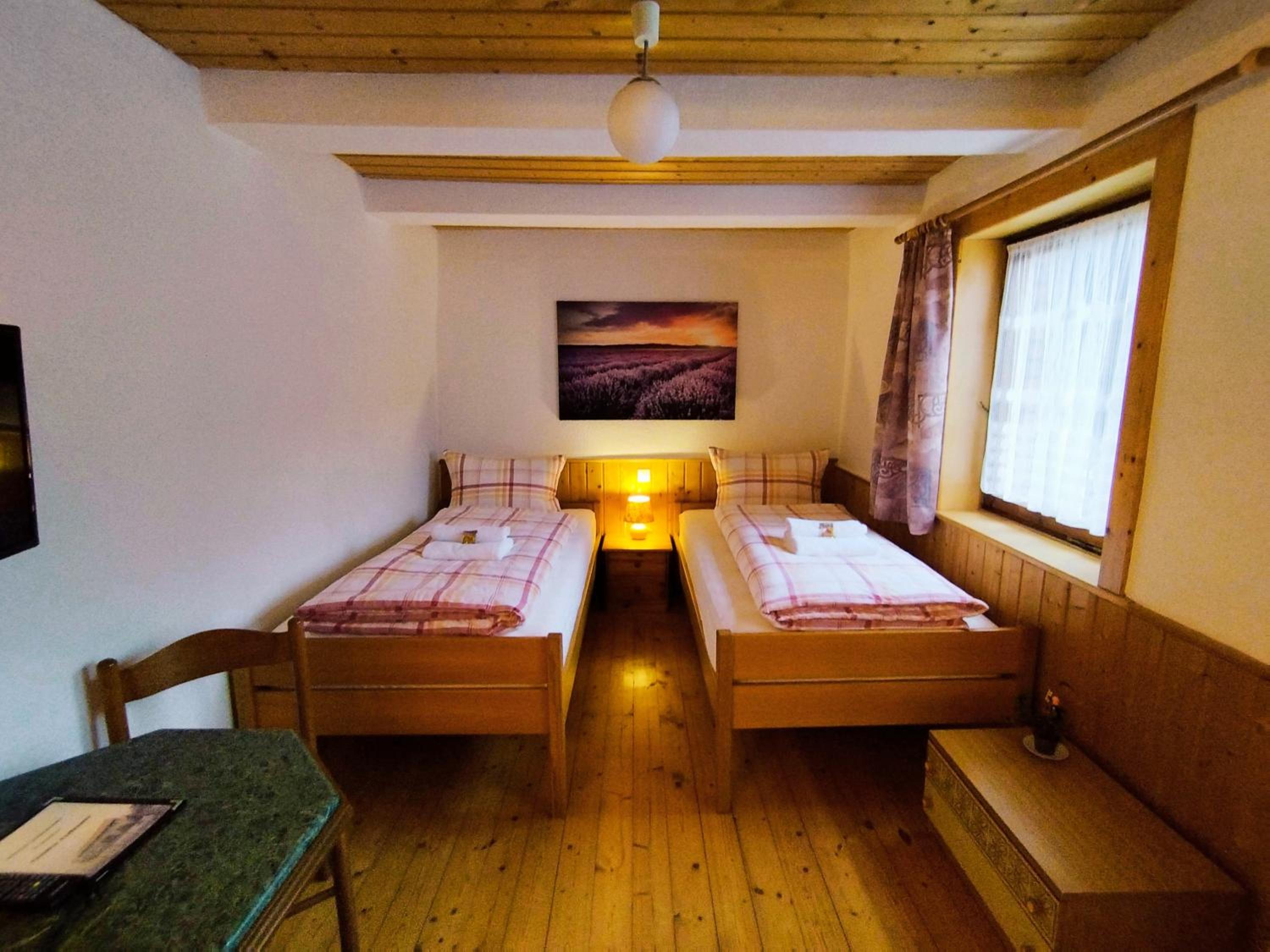 Standard Twin Room with Shared Bathroom photo 2