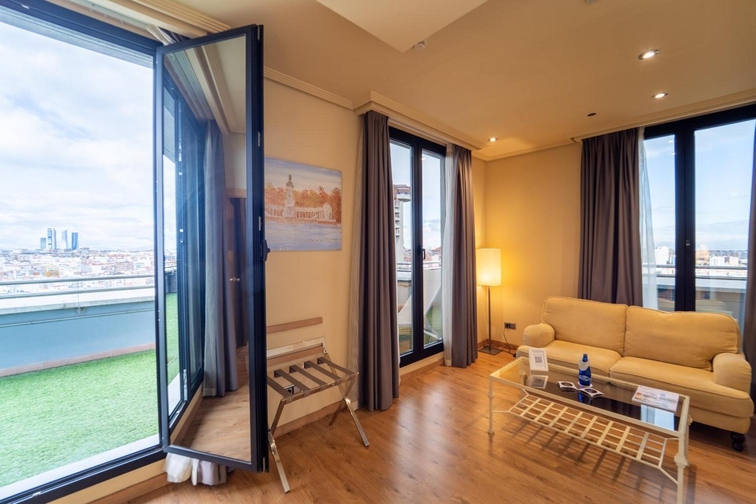 Suite - Photo 2