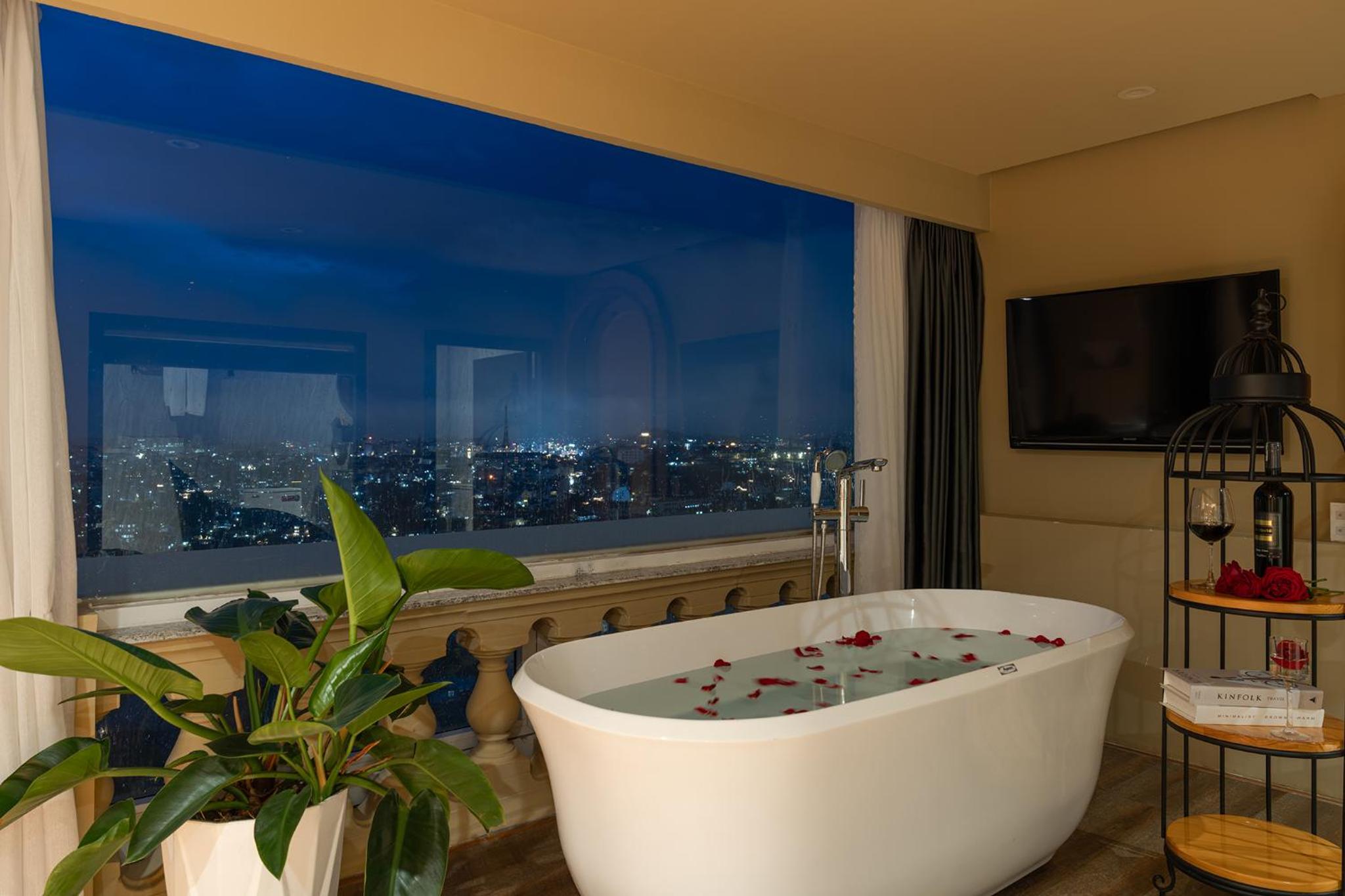 Executive Suite - Photo 17