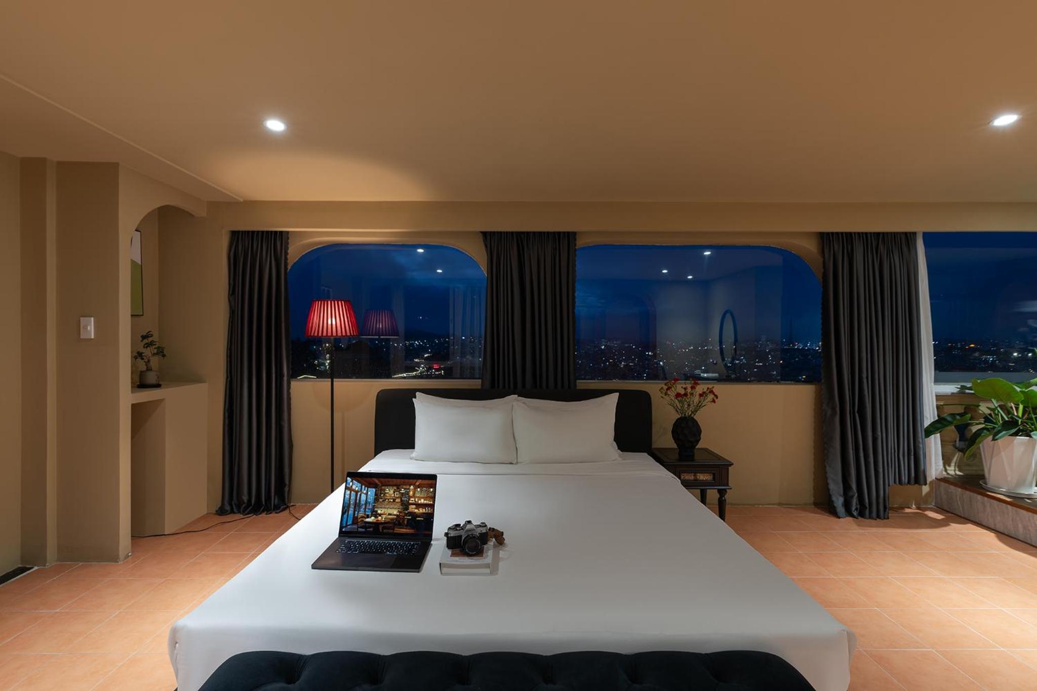 Executive Suite - Photo 4