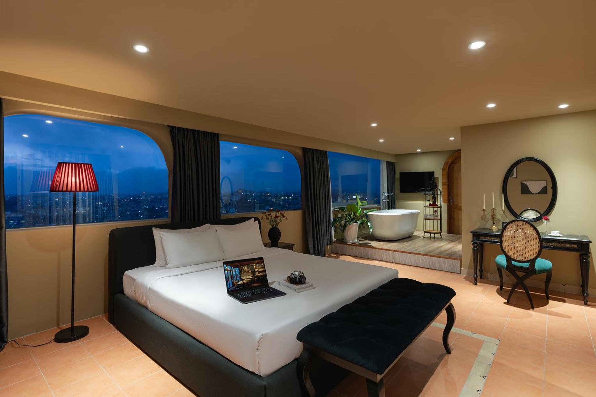 Executive Suite - Photo 3