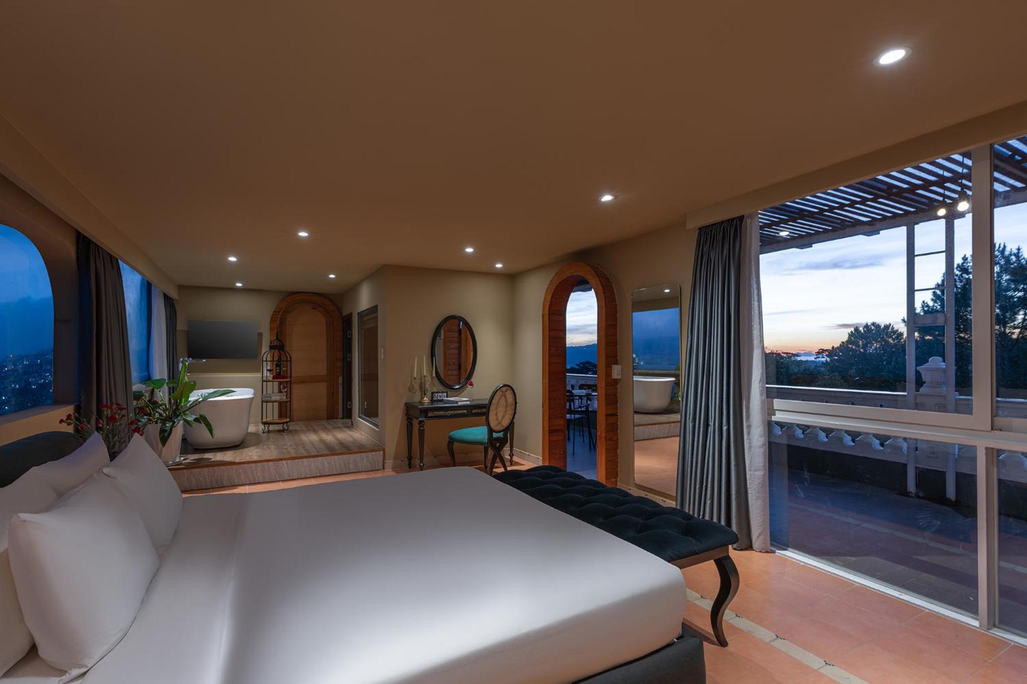 Executive Suite - Photo 8