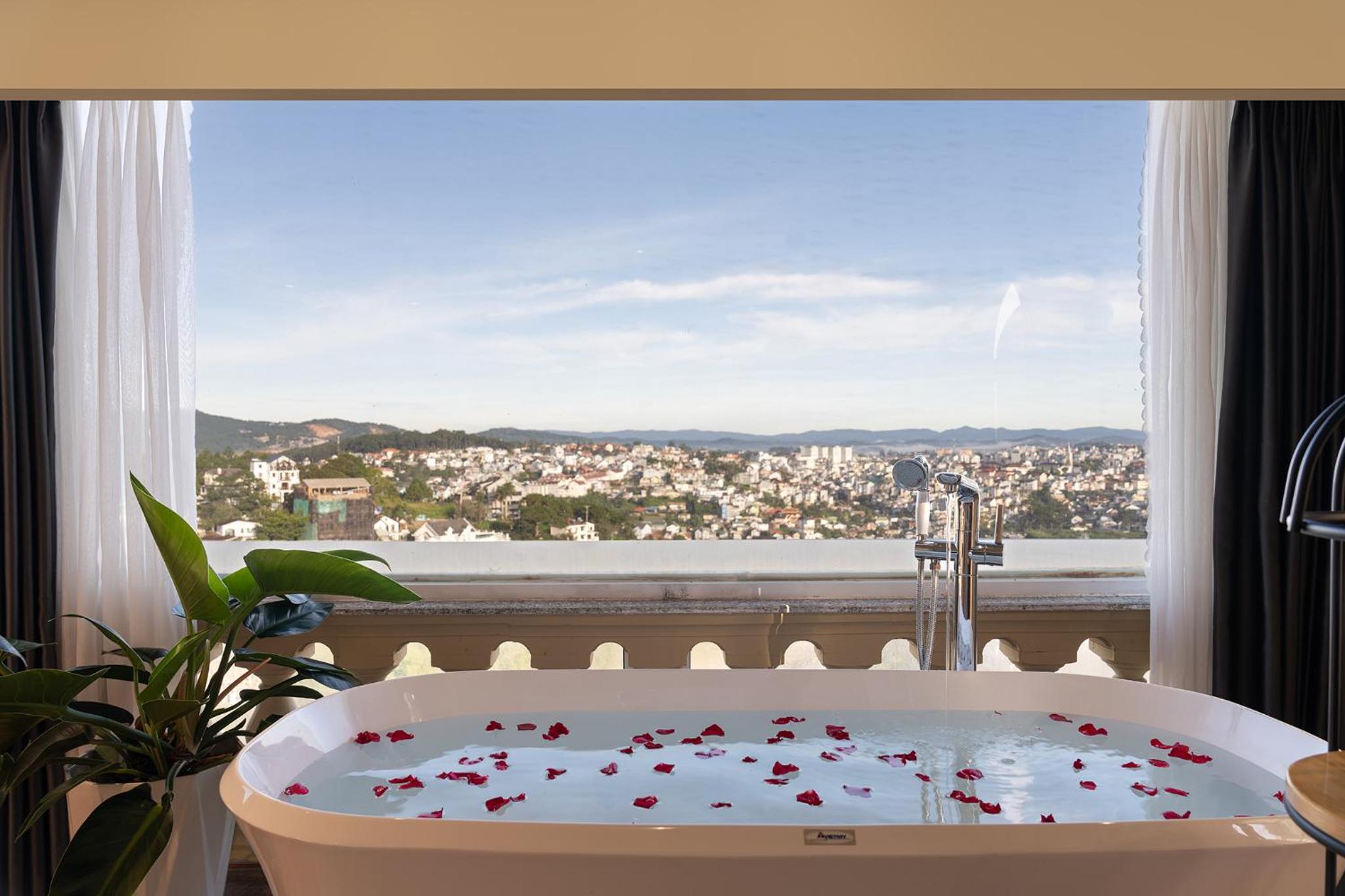 Executive Suite - Photo 9