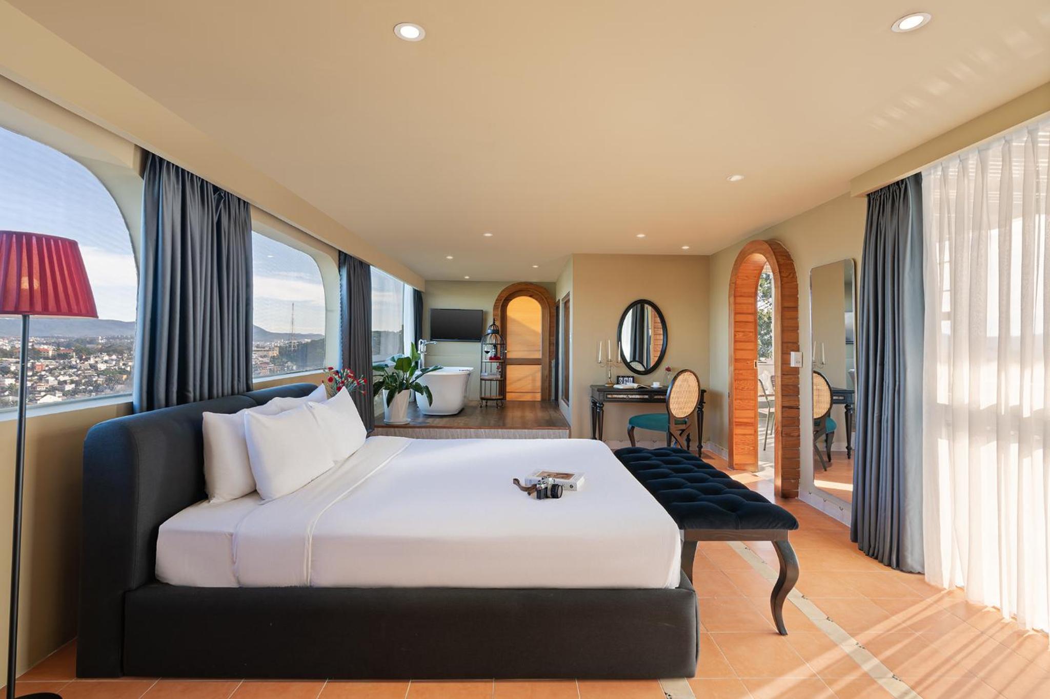 Executive Suite - Photo 6