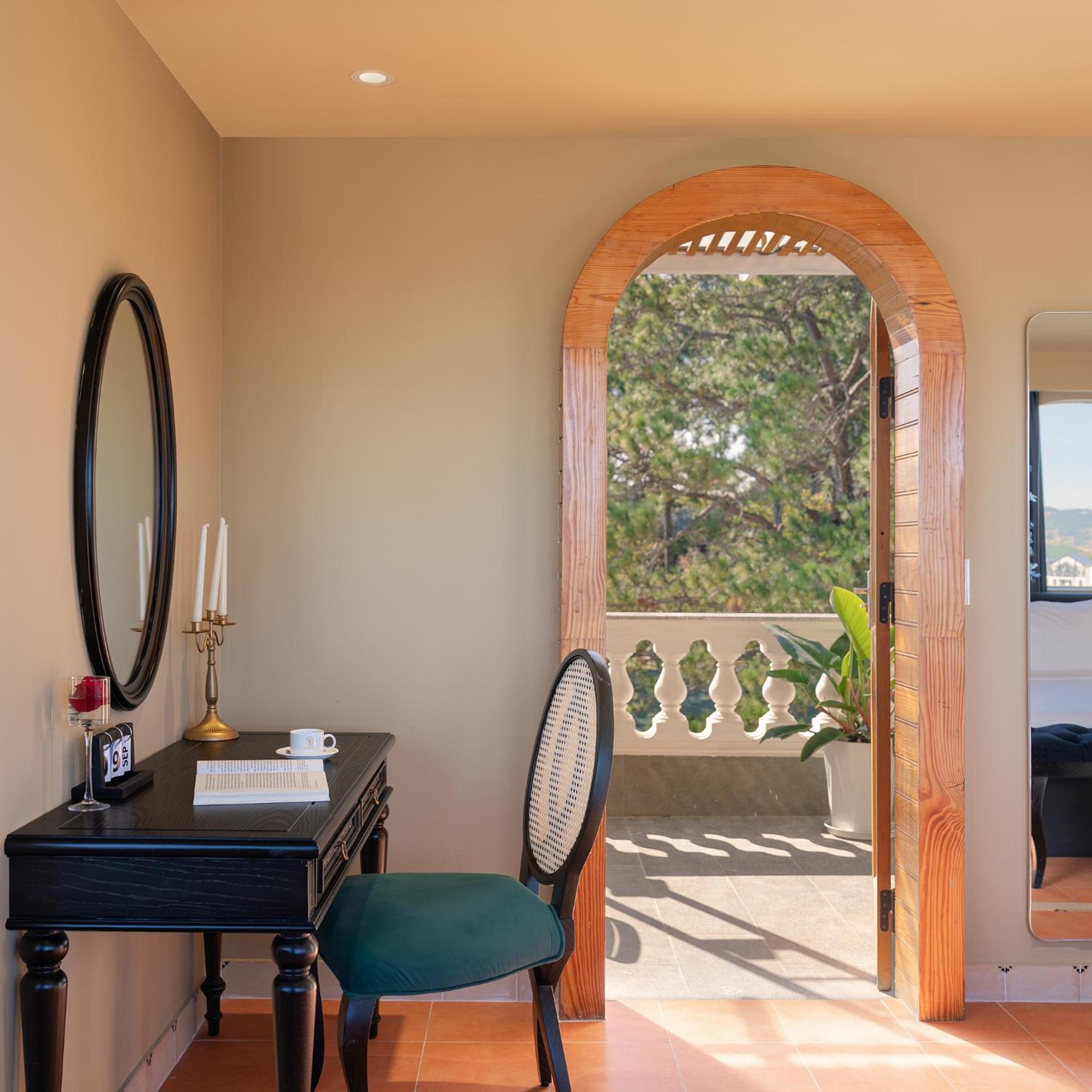 Executive Suite - Photo 13