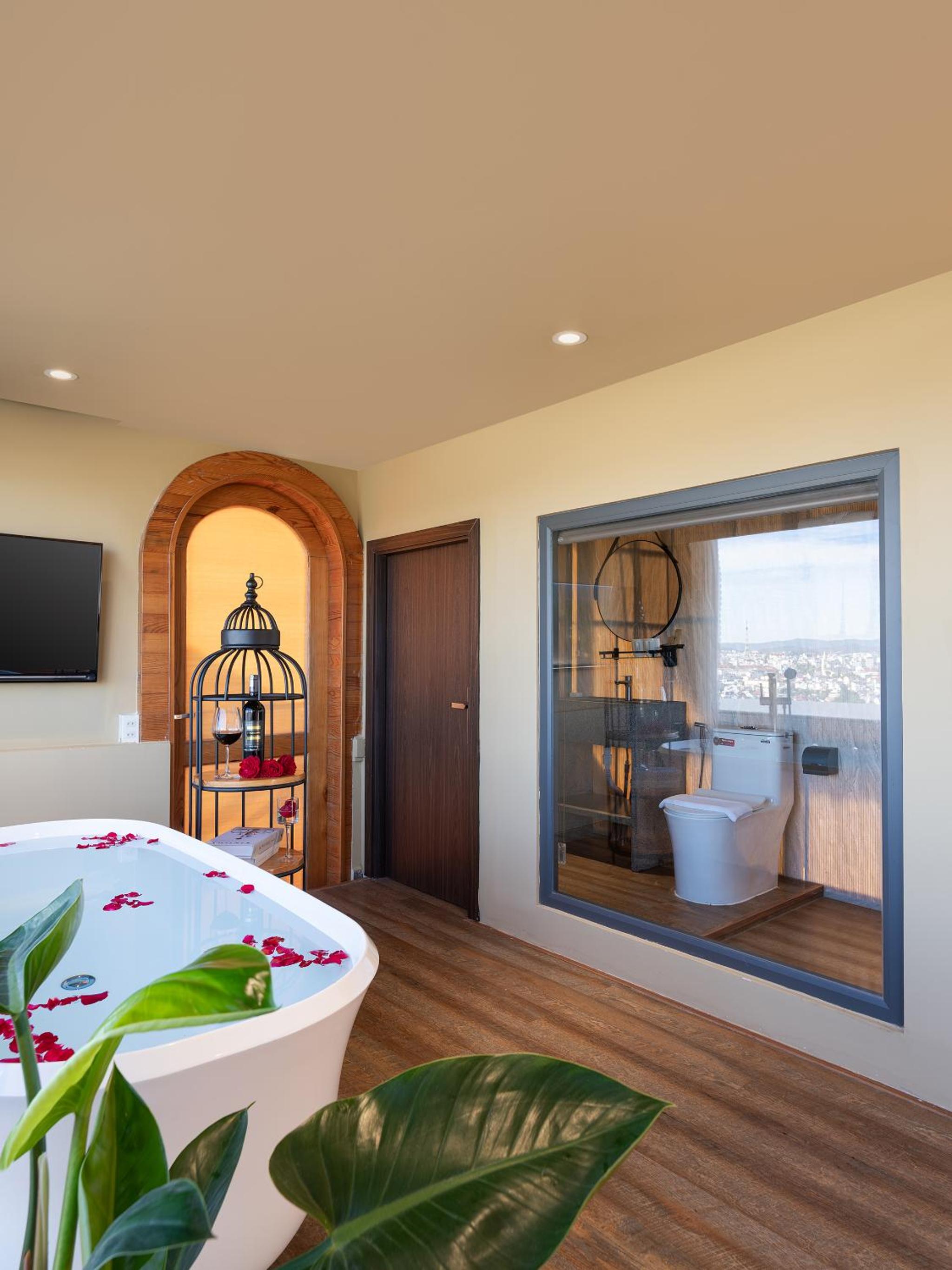 Executive Suite - Photo 11