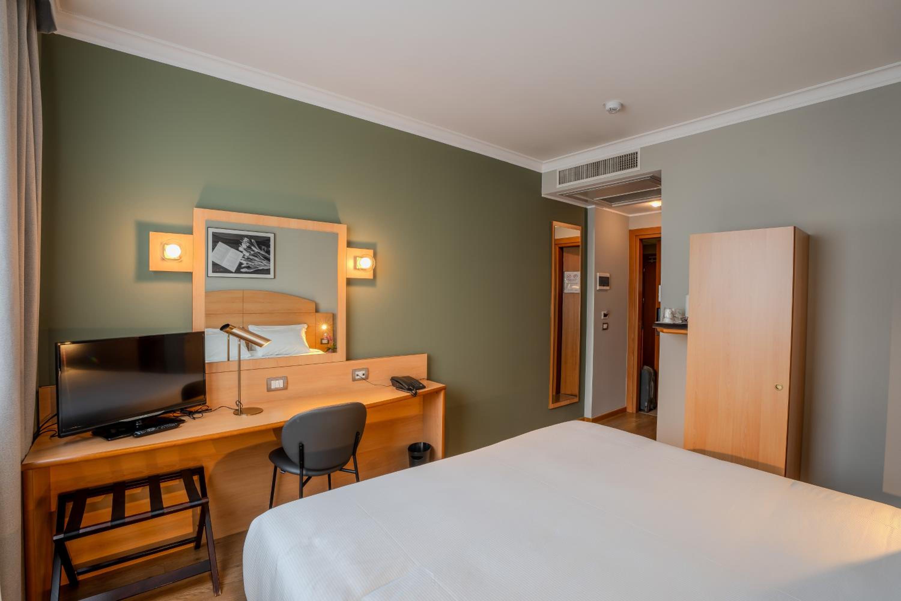Standard Queen Room - Photo 2