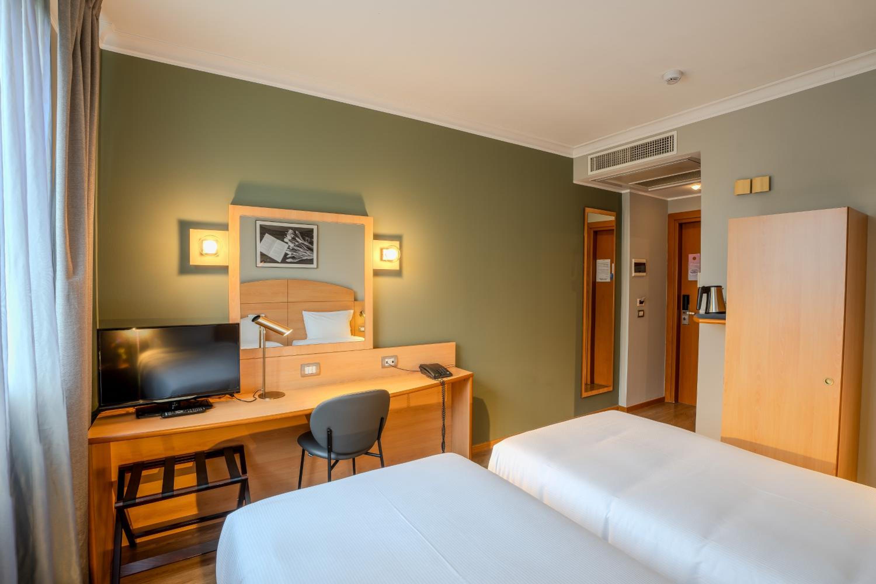Standard Twin Room - Photo 3
