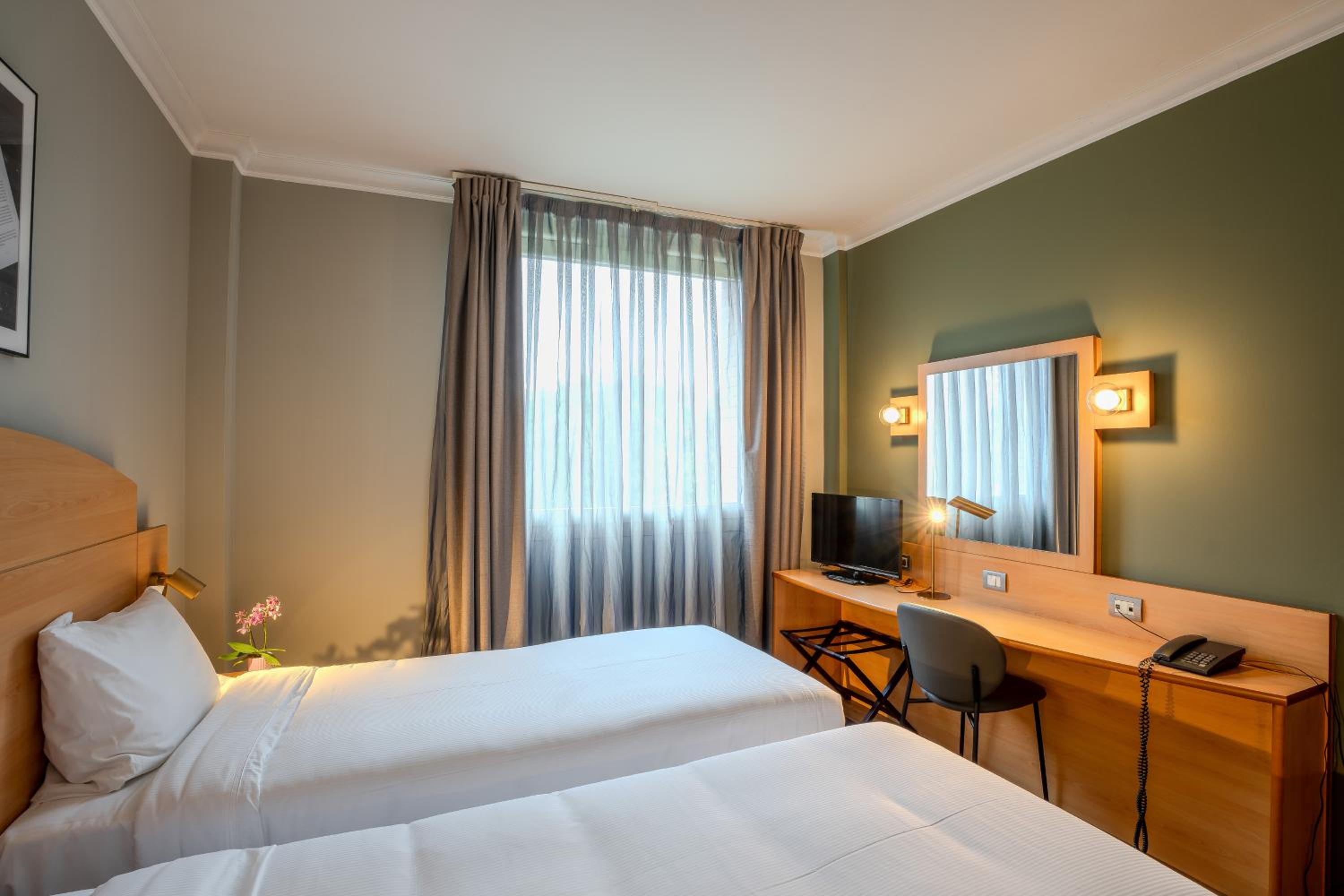 Standard Twin Room - Photo 1