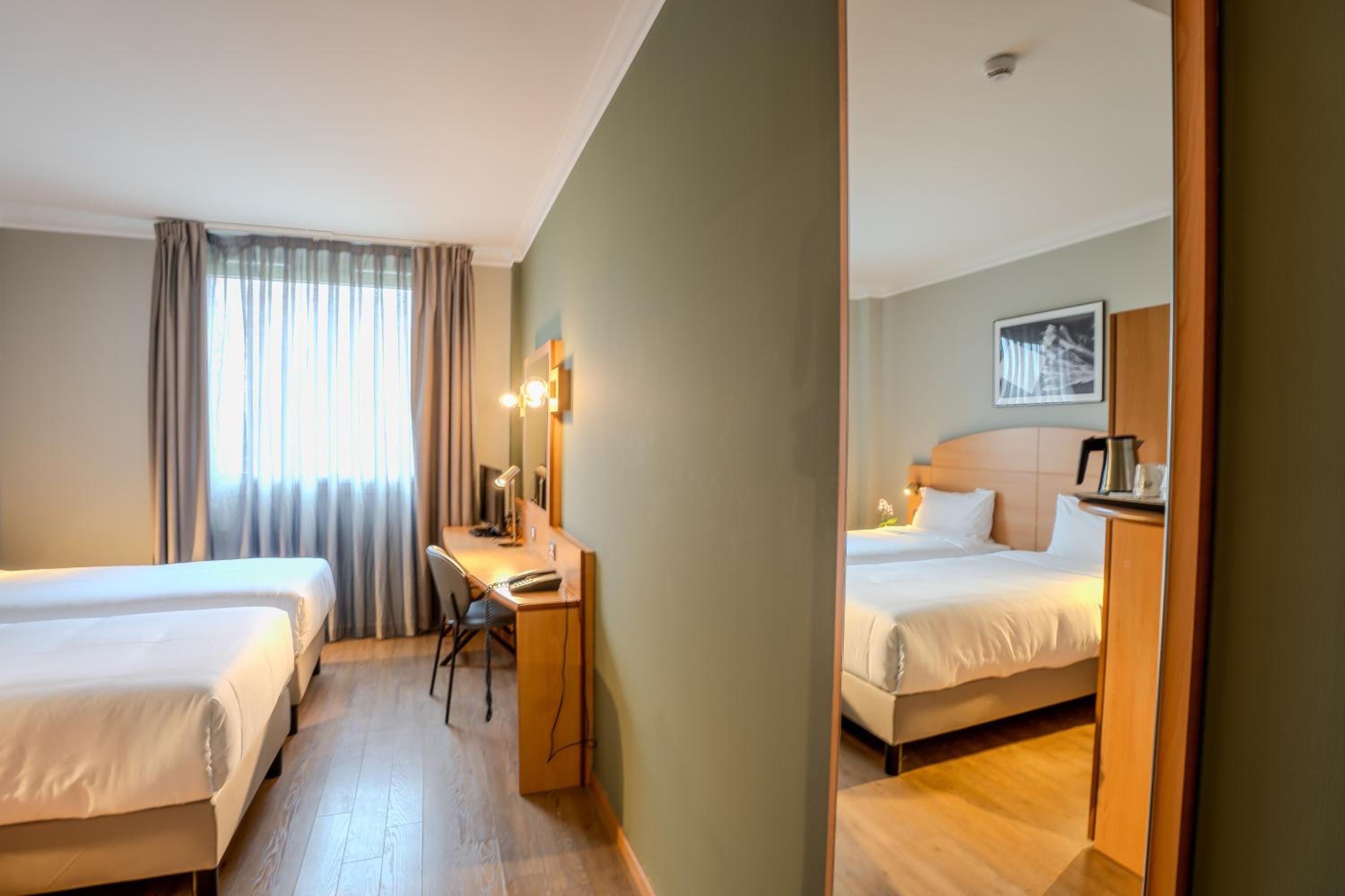 Standard Twin Room - Photo 4