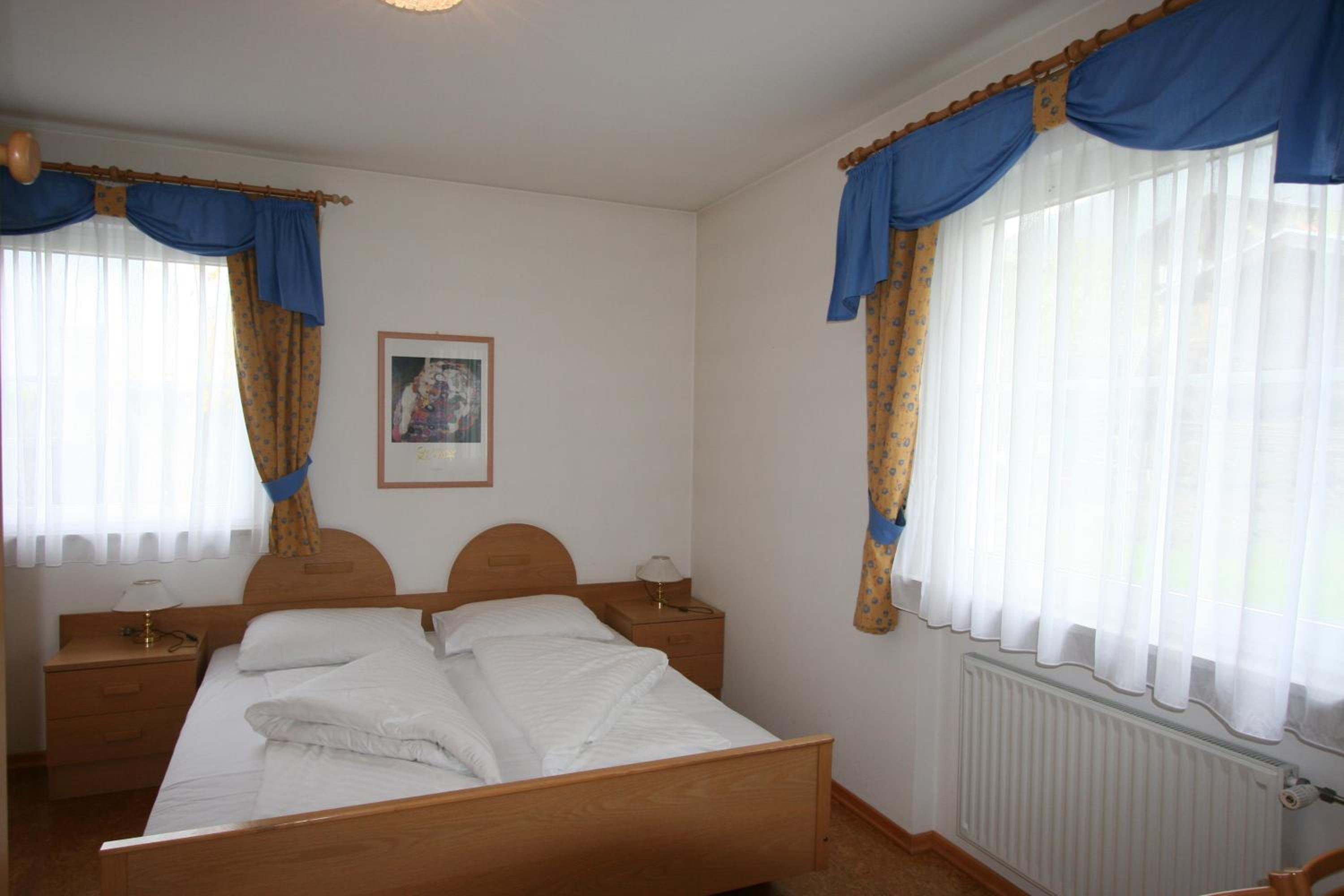 One-Bedroom Apartment with Terrace and Mountain View photo 1