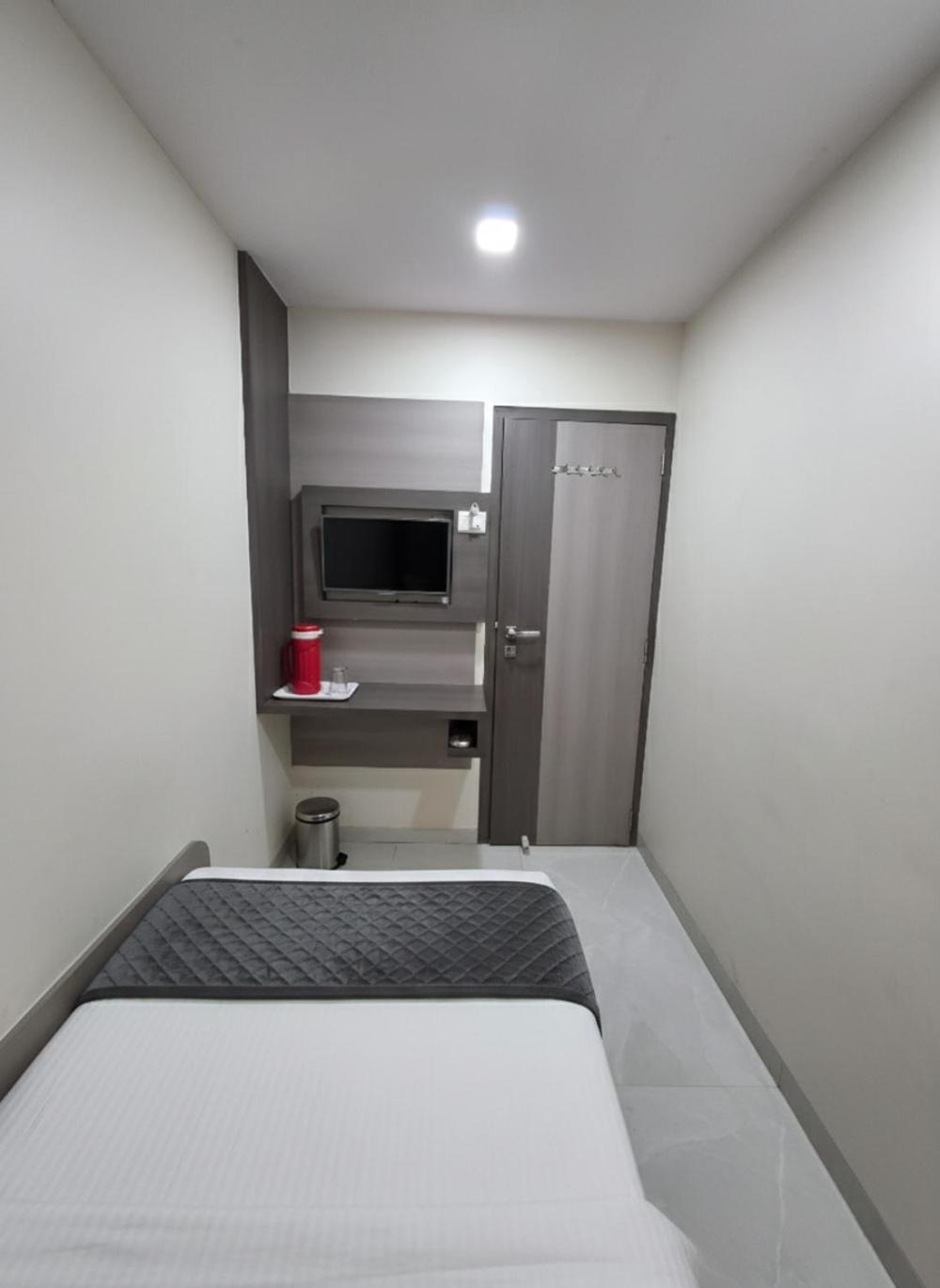 Single Room with Shared Bathroom