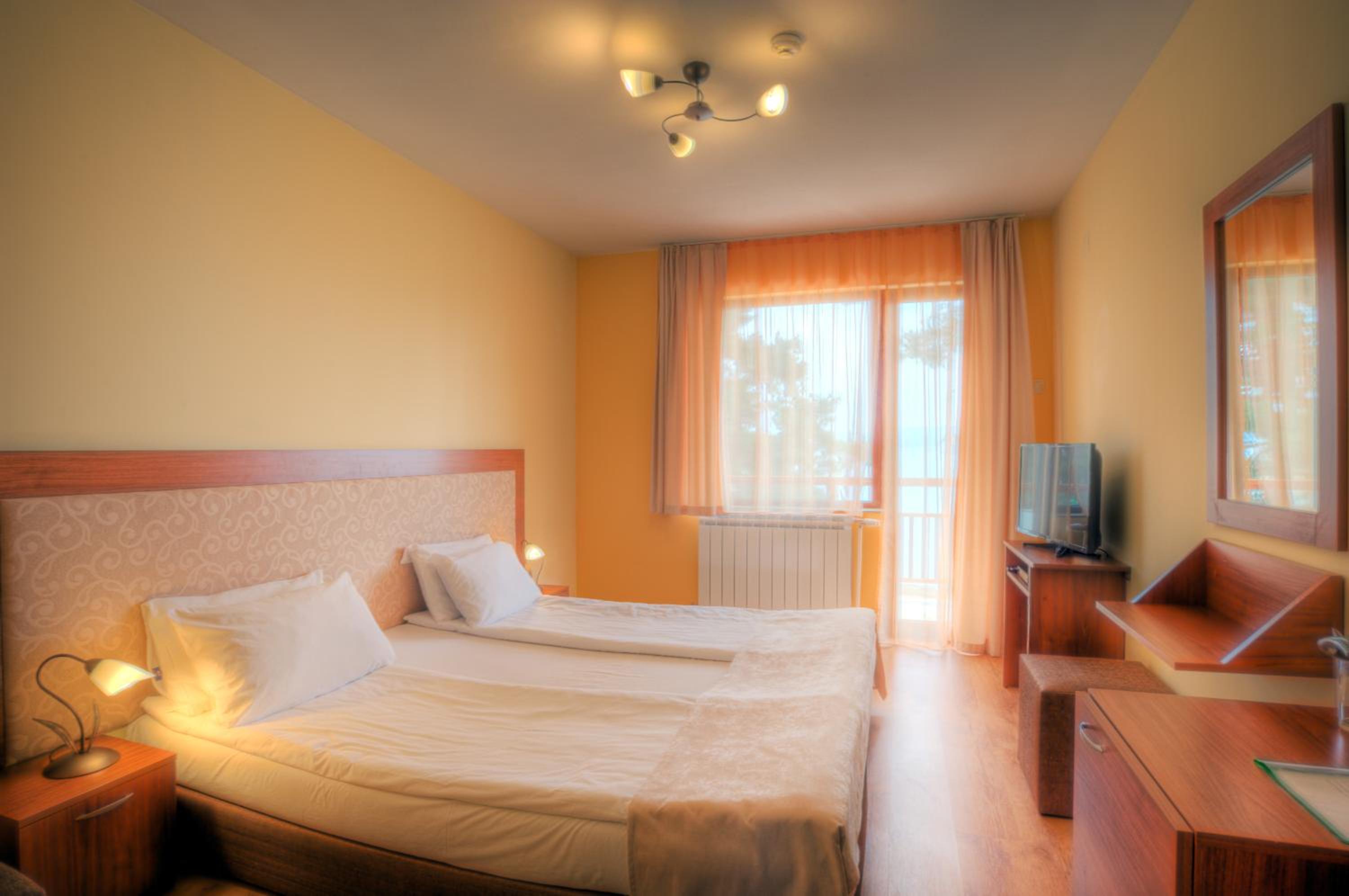 Double Room with Lake View - Photo 7
