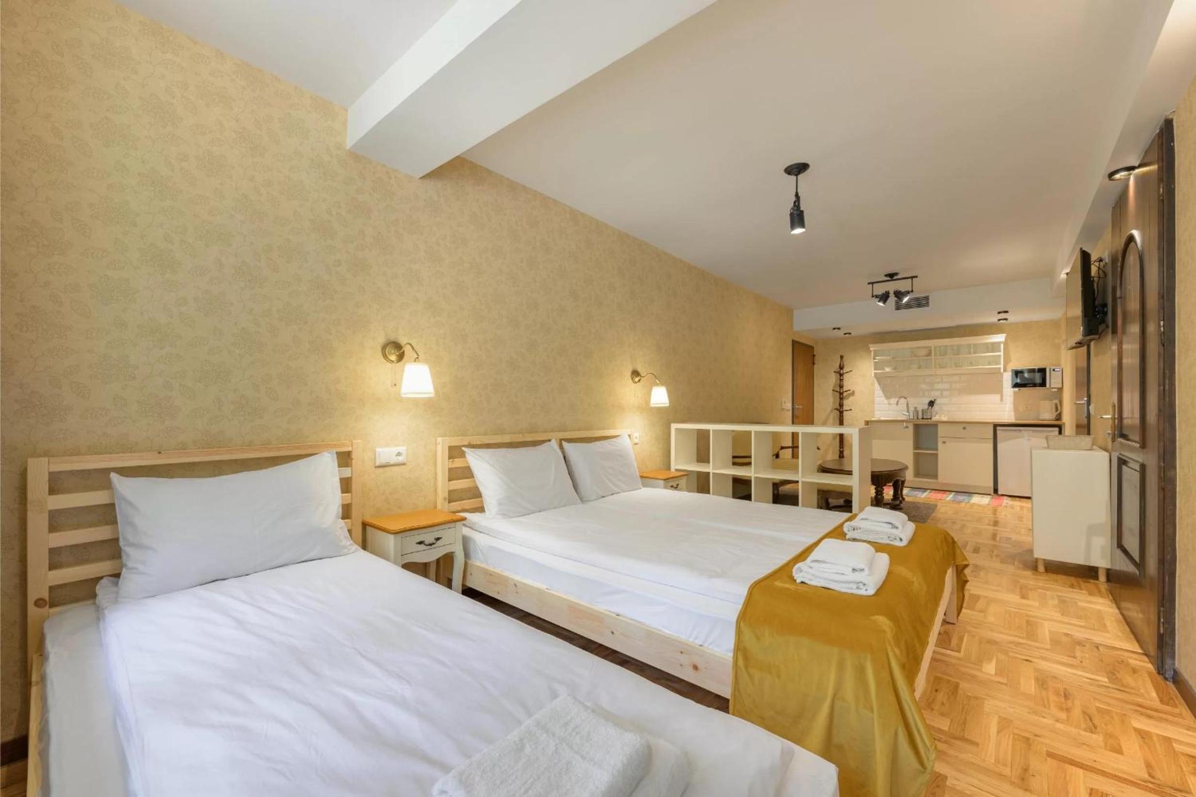 Seven-Bedroom House photo 2