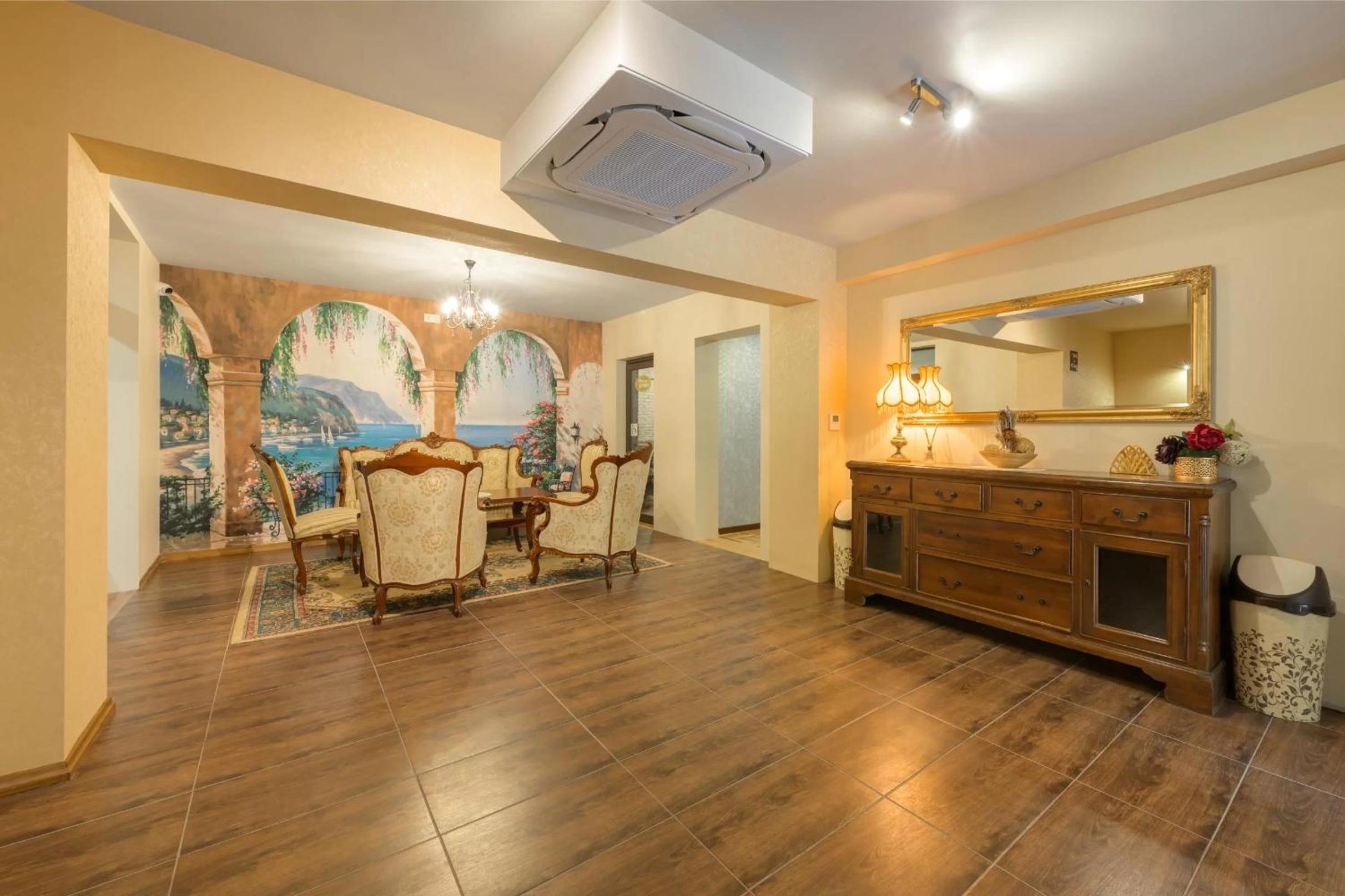 Seven-Bedroom House photo 3