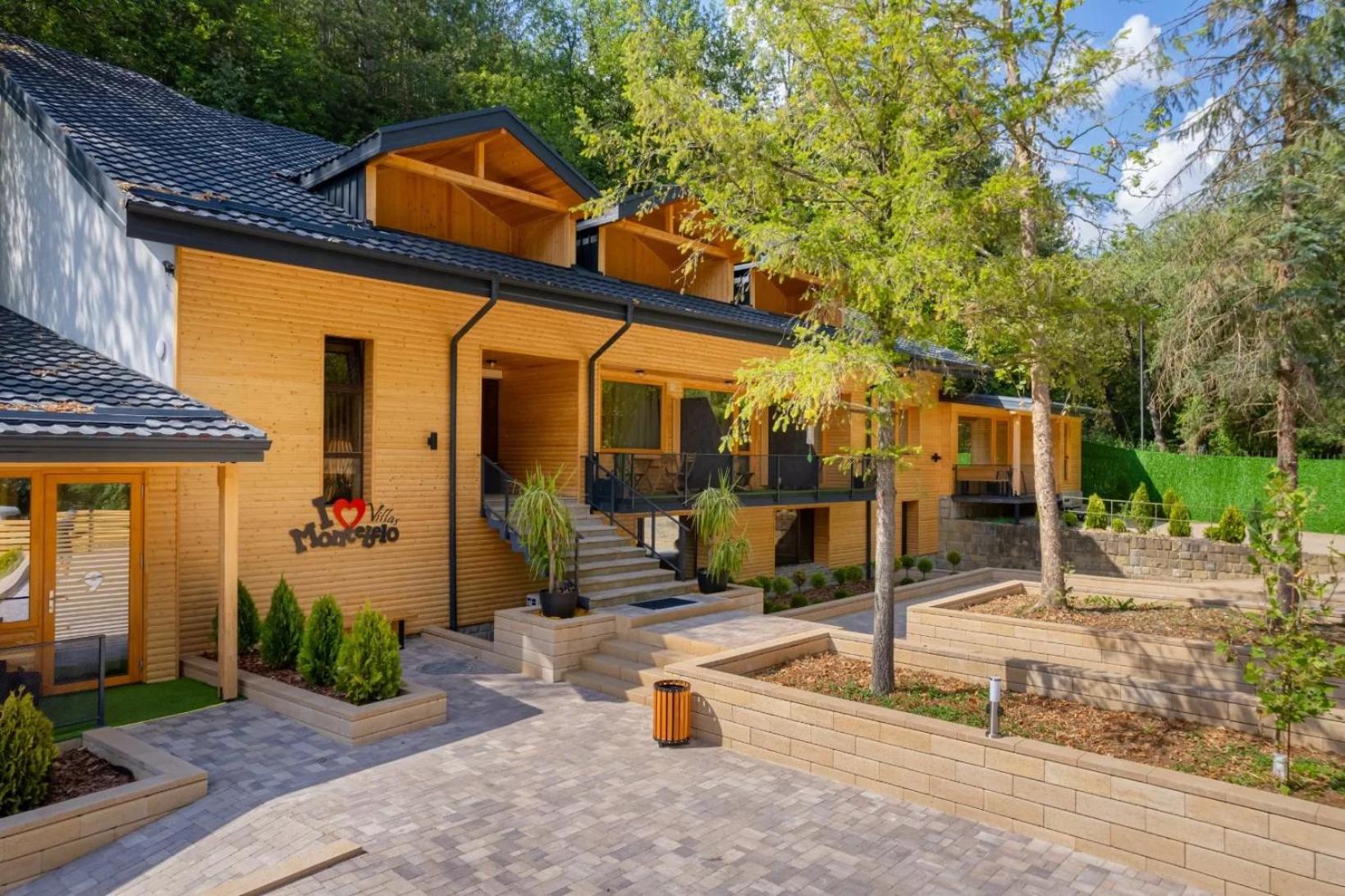 Seven-Bedroom House photo 2