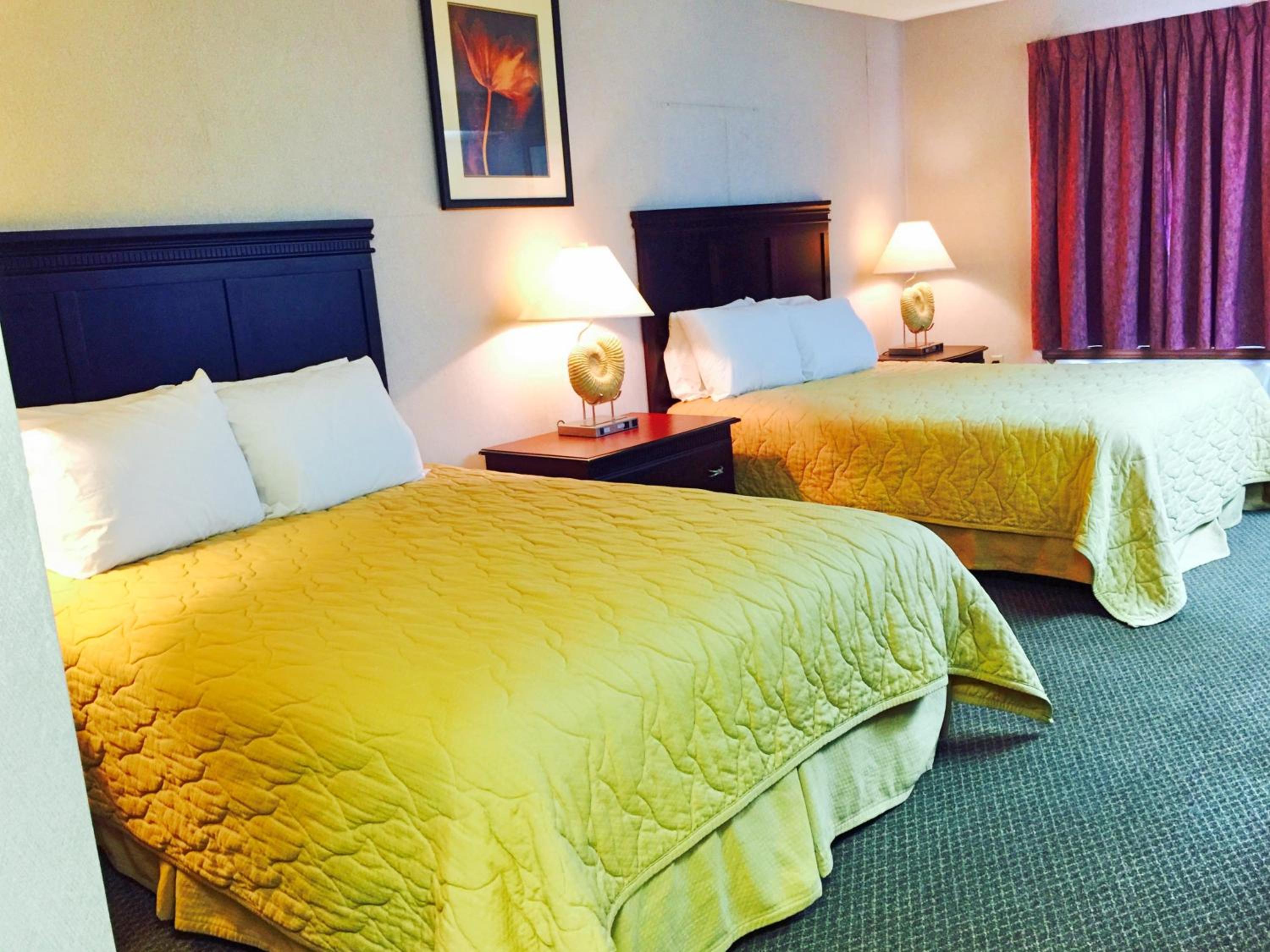 Queen Room with Two Queen Beds - Smoking - Photo 3