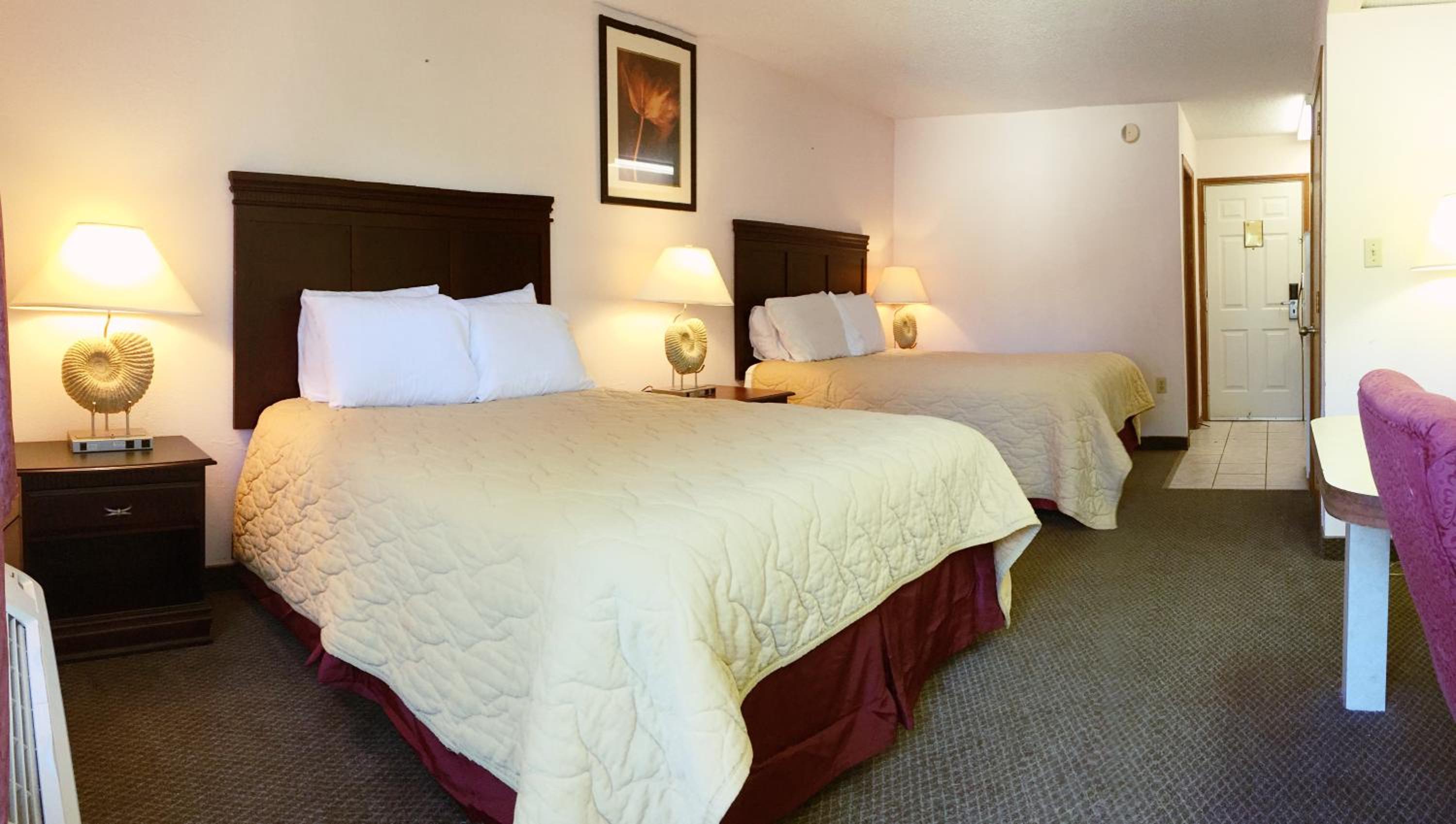 Queen Room with Two Queen Beds - Non-Smoking - Photo 2