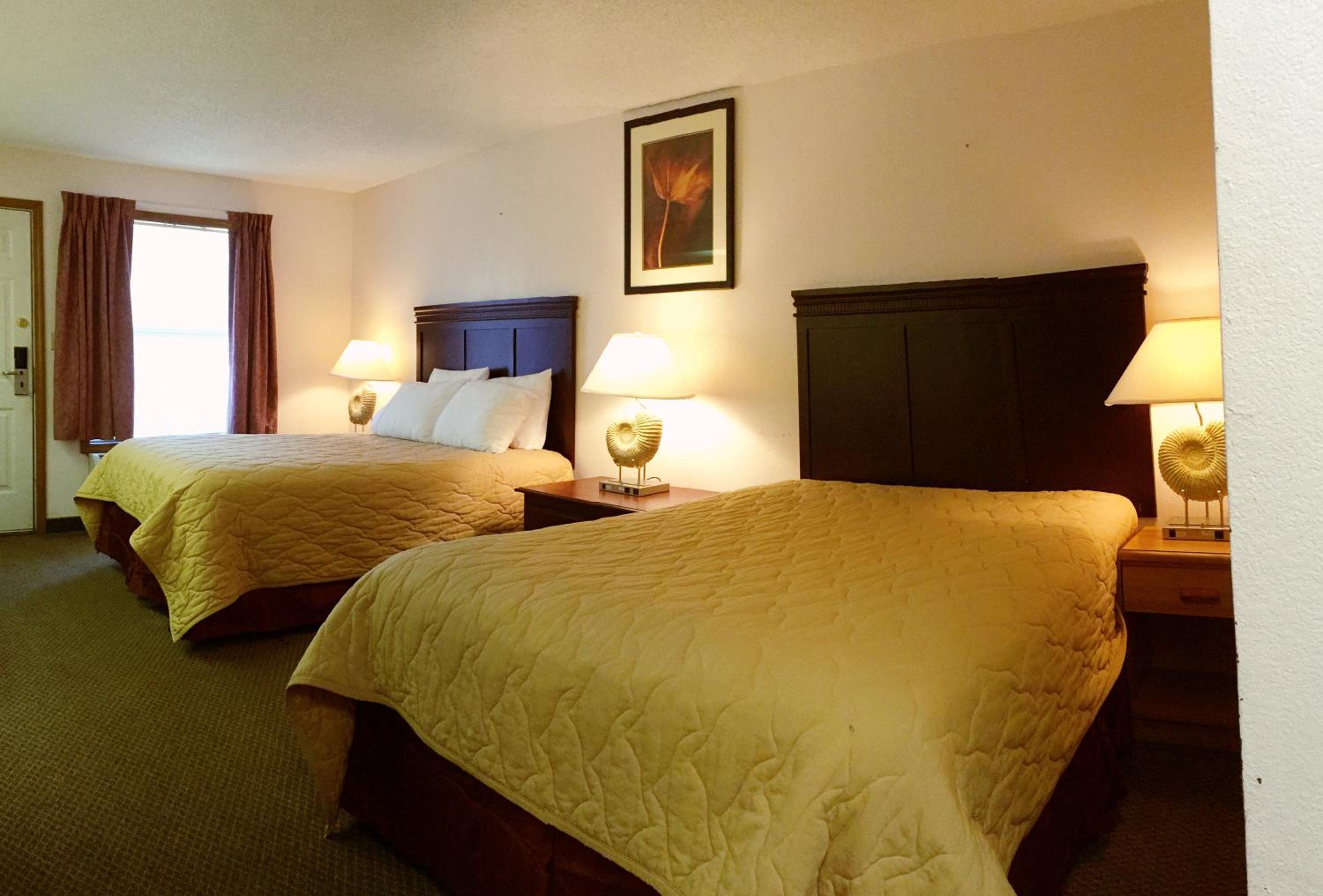 Queen Room with Two Queen Beds - Non-Smoking - Photo 3