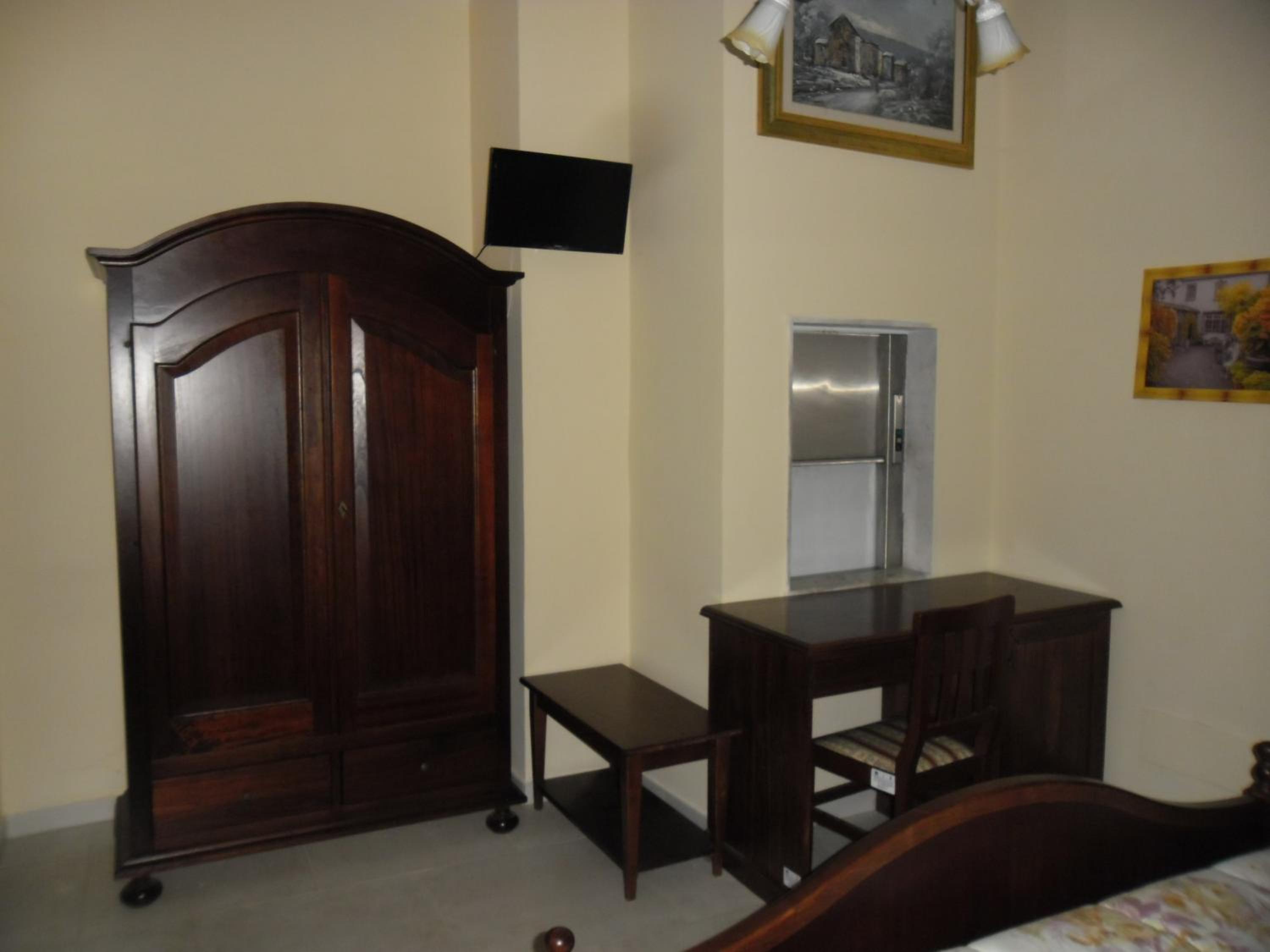 Double Room - Disability Access photo 3