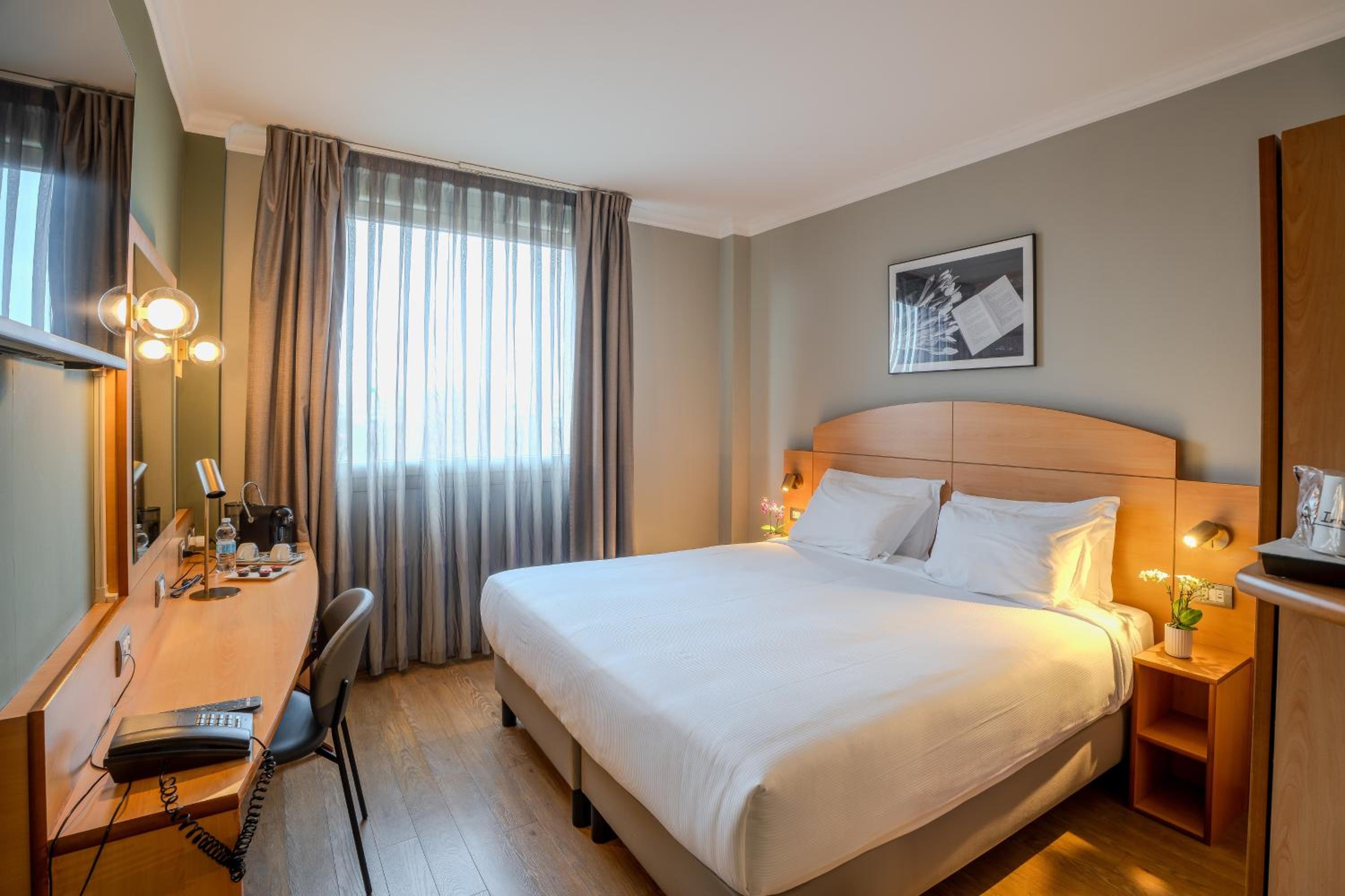 Superior King Room - Photo 1