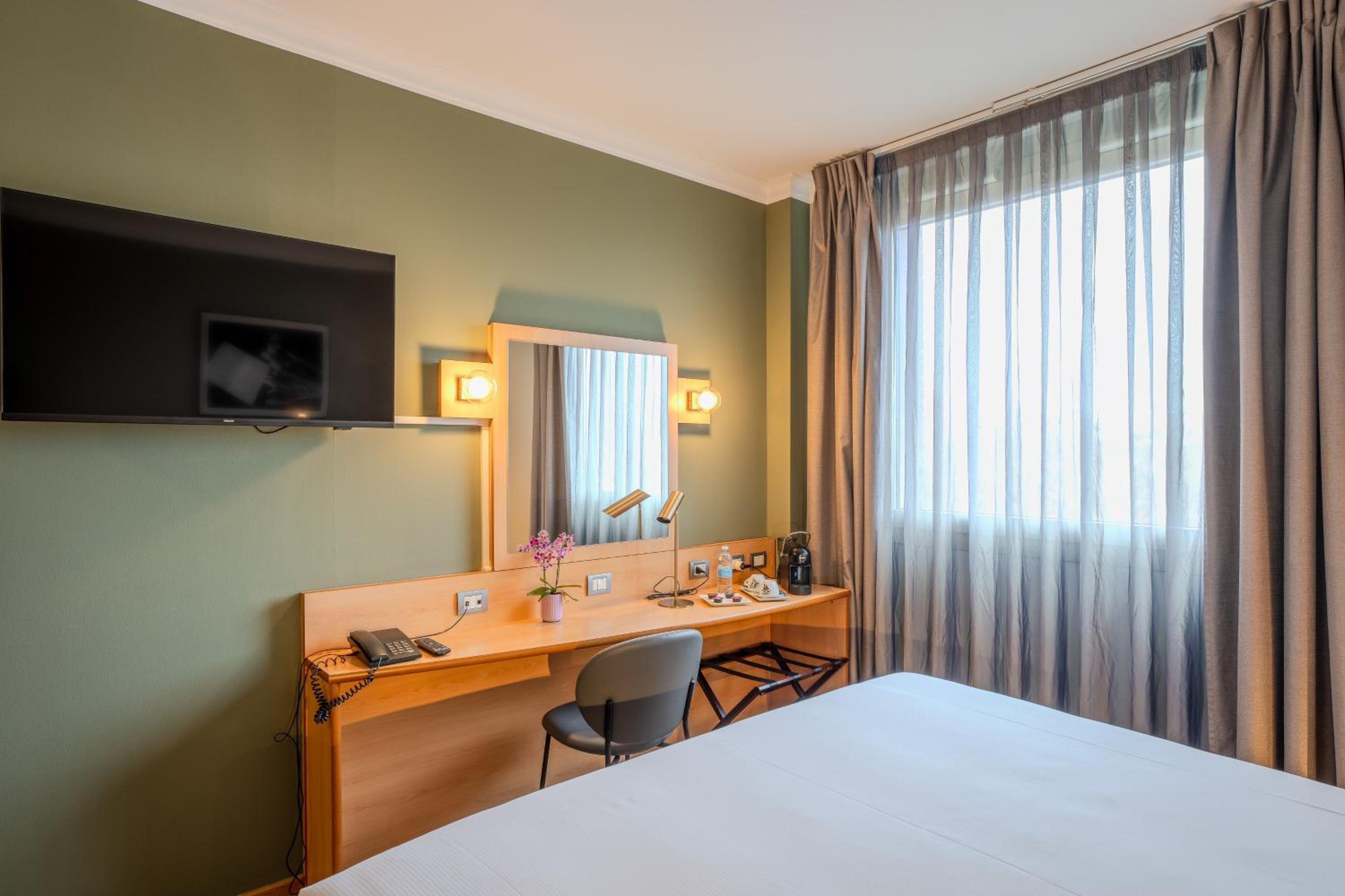 Superior King Room - Photo 2