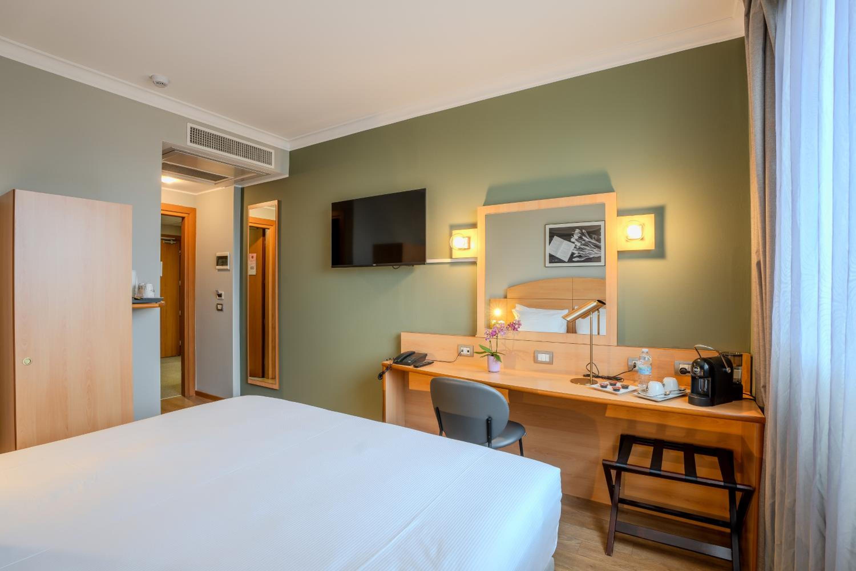 Superior King Room - Photo 4