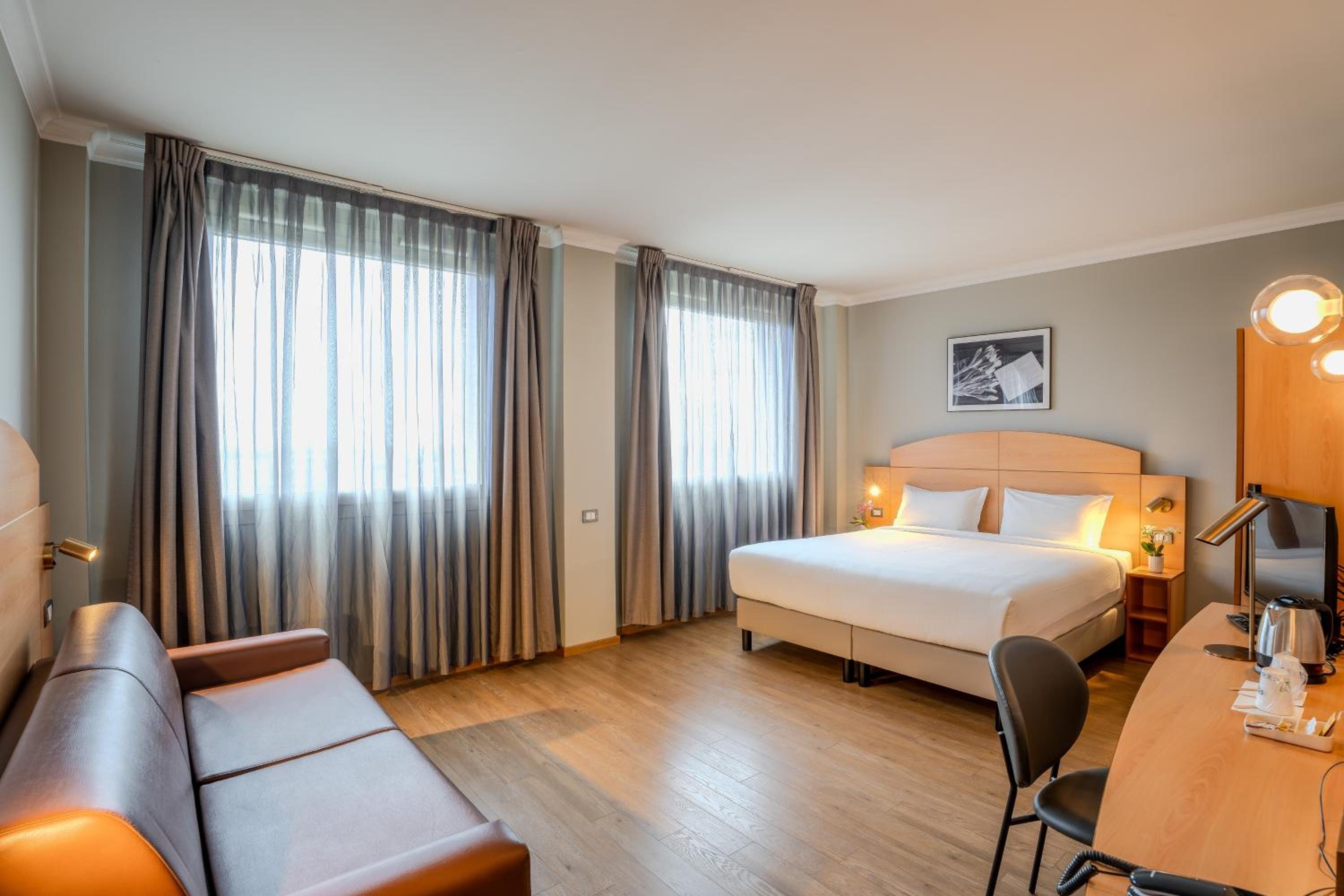 Queen Room with Sofa Bed - Accessible - Photo 3