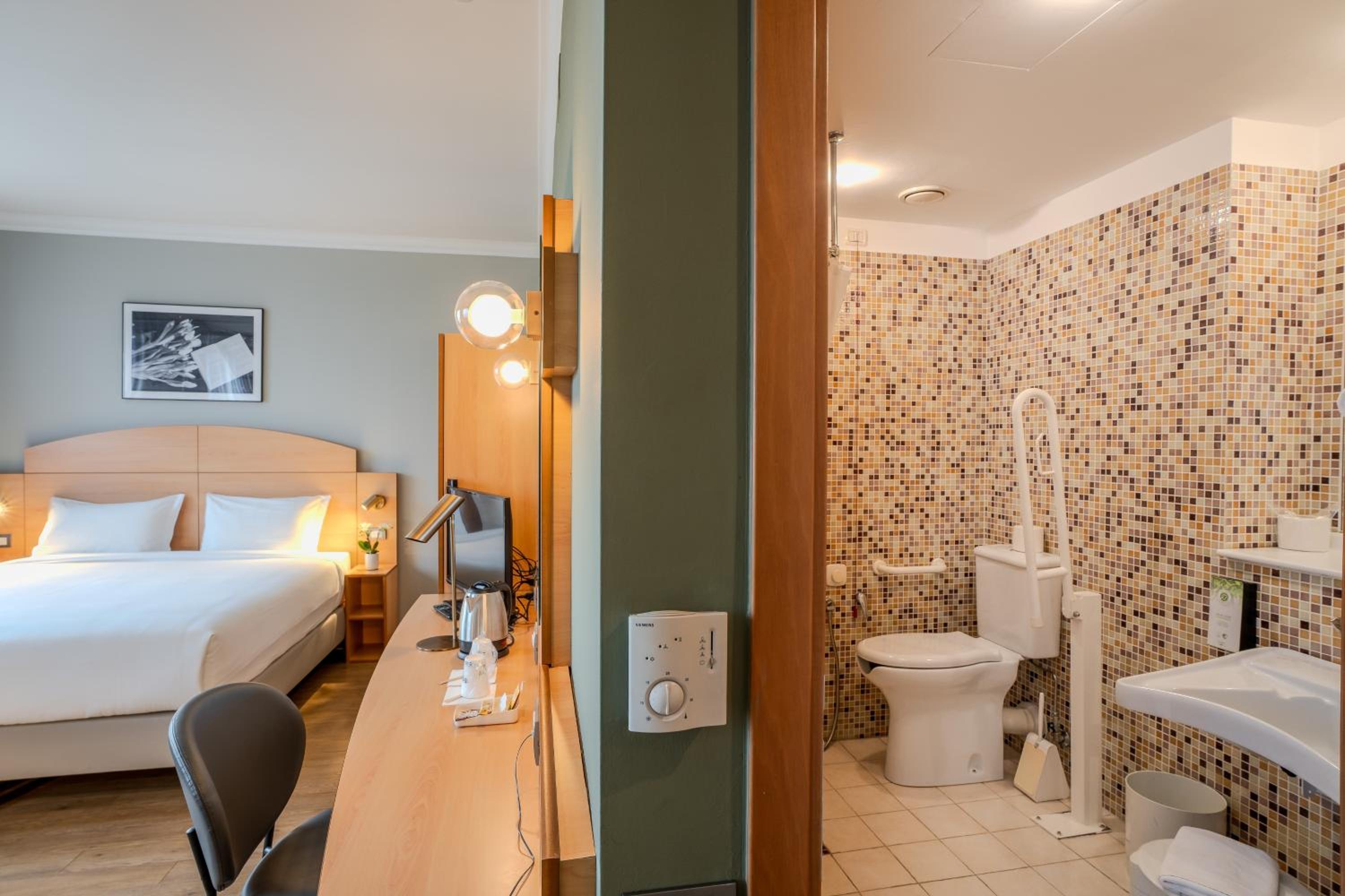 Queen Room - Accessible - Photo 1
