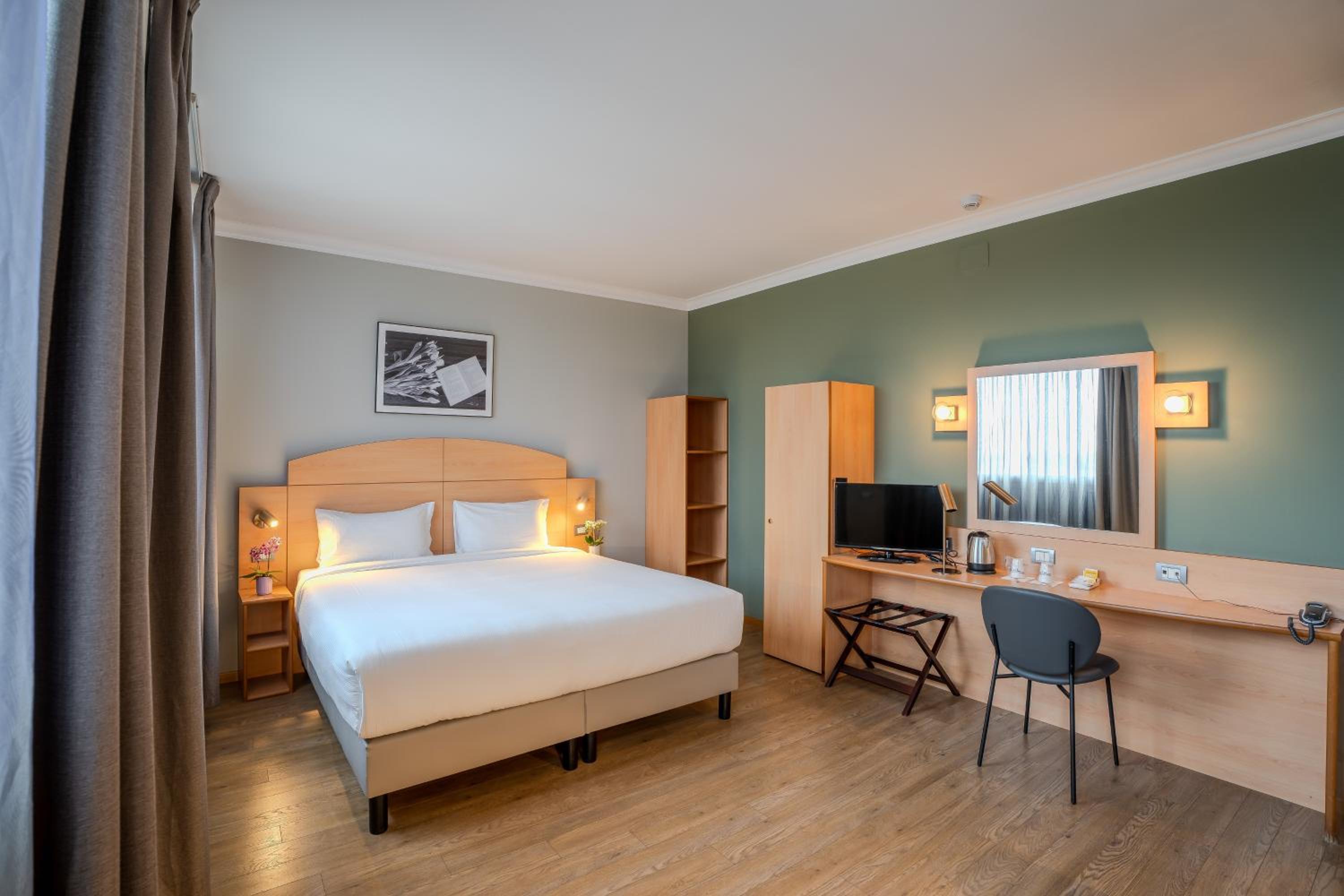 Queen Room - Accessible - Photo 3
